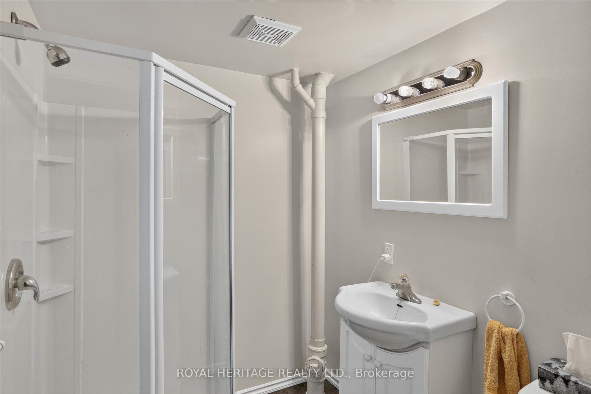 1621 Applewood Crescent Property Photo 27