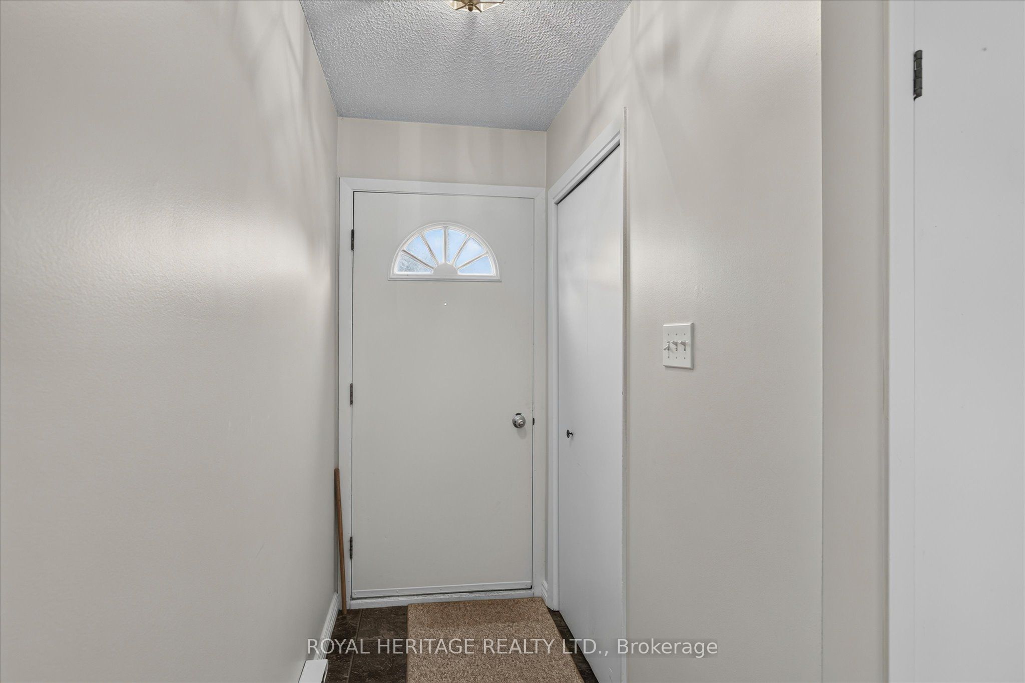 1621 Applewood Crescent Property Photo 33