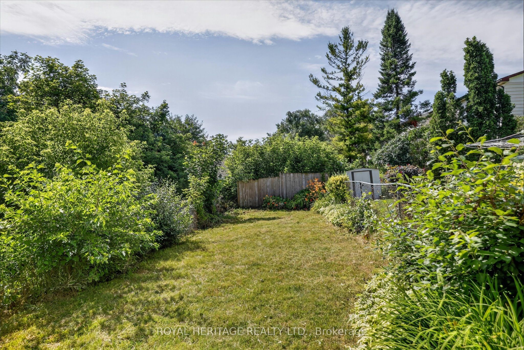 1621 Applewood Crescent Property Photo 37
