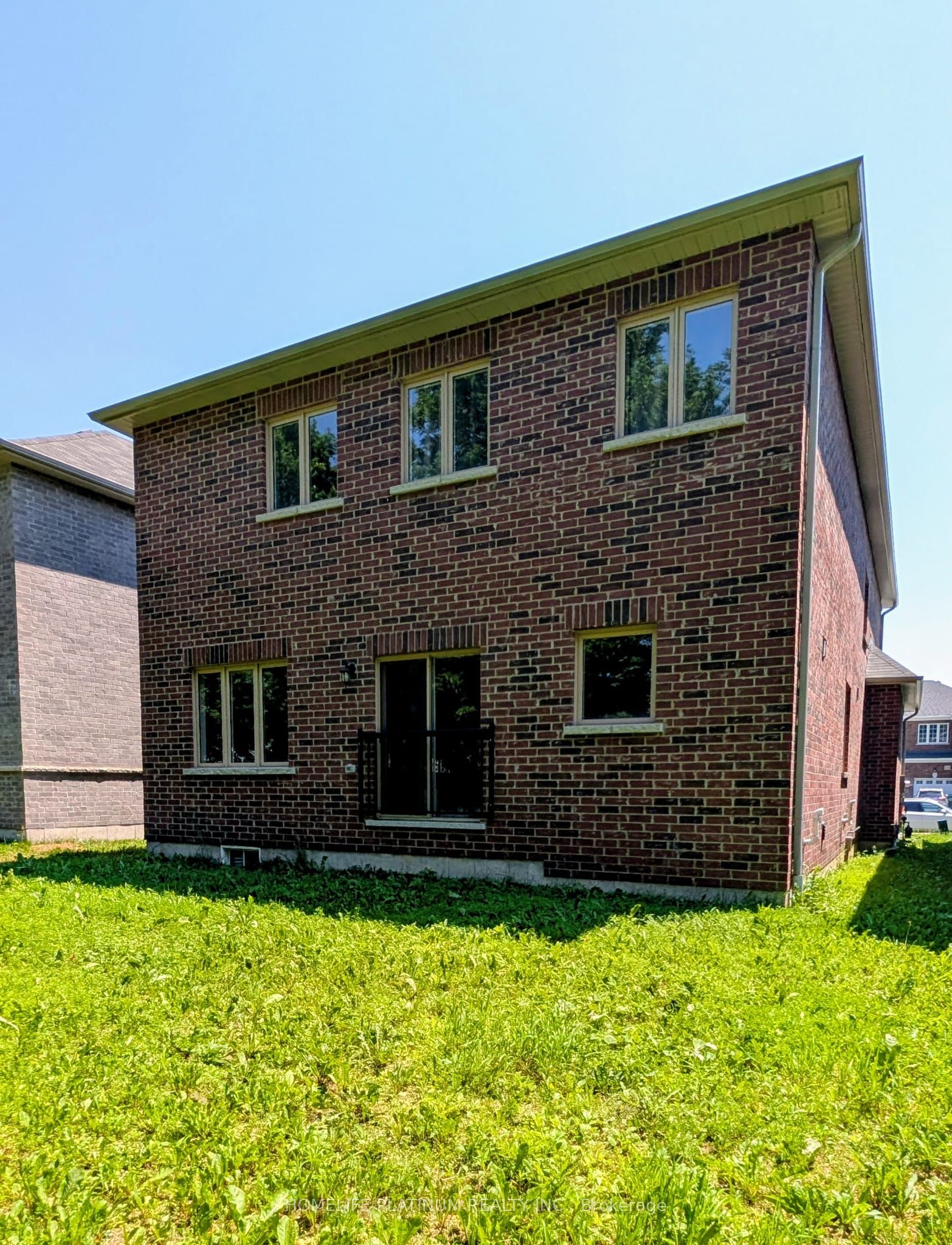 221 Ridley Crescent Property Photo 2