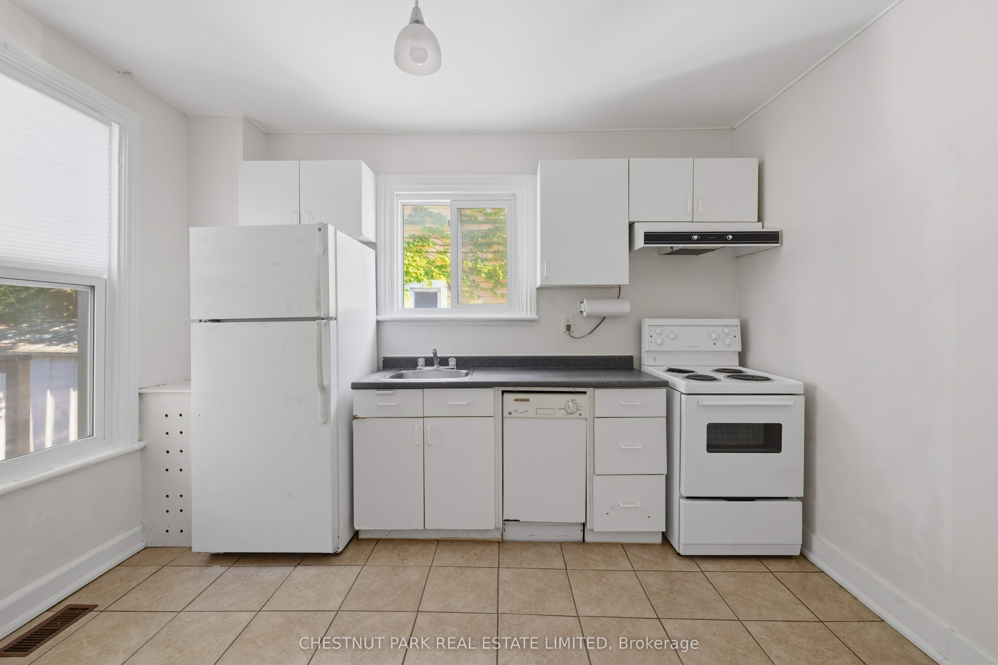 451 Albert Street Property Photo 8