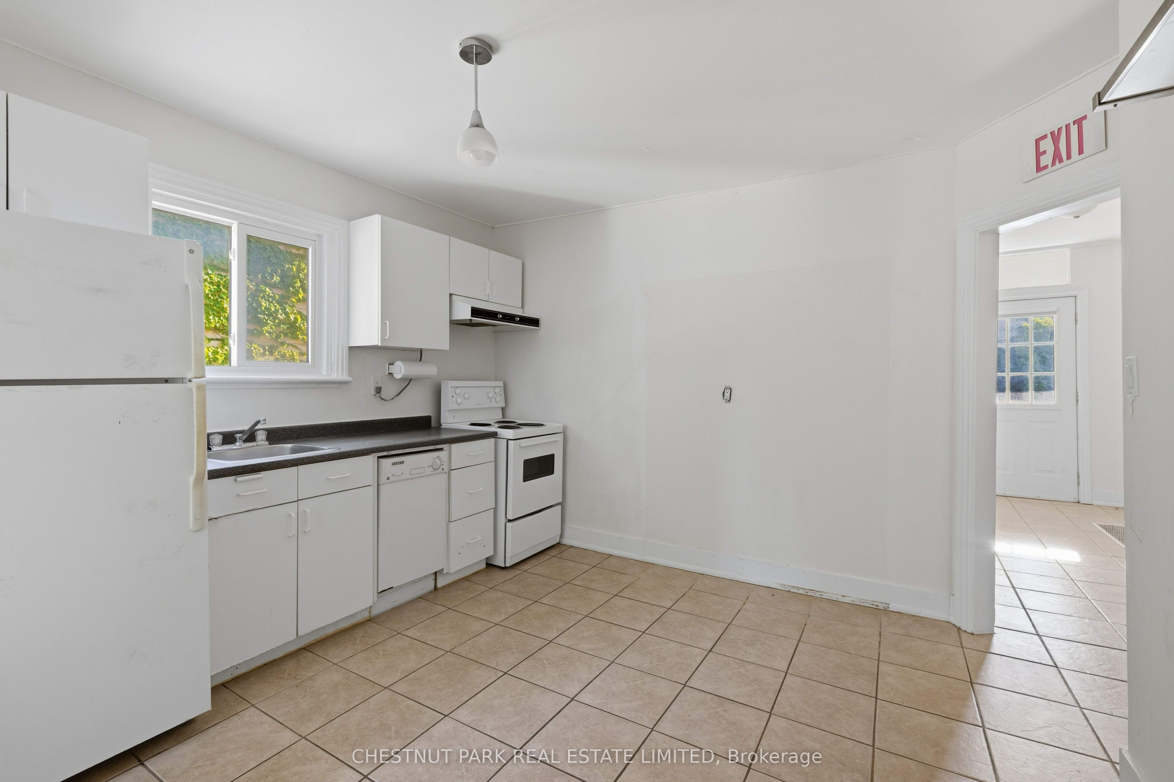 451 Albert Street Property Photo 9
