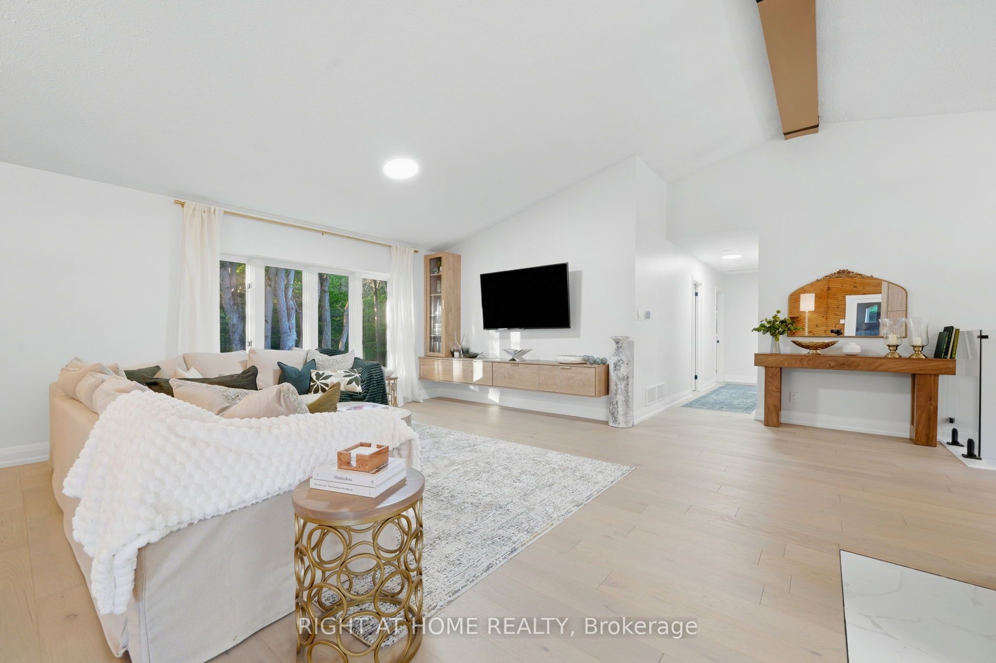 5609 4th Line Property Photo 6