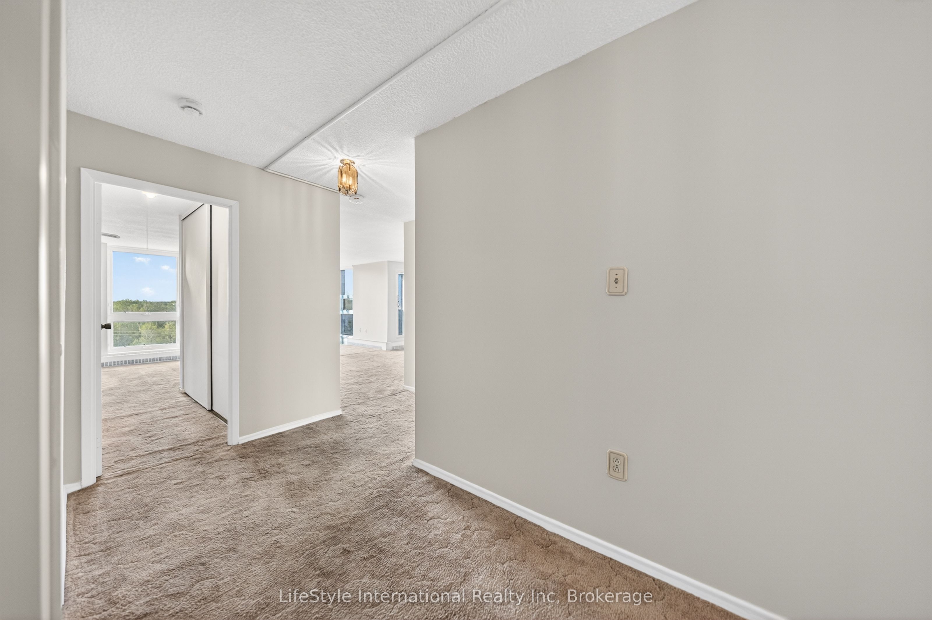 19 Woodlawn Road E 512 Property Photo 10