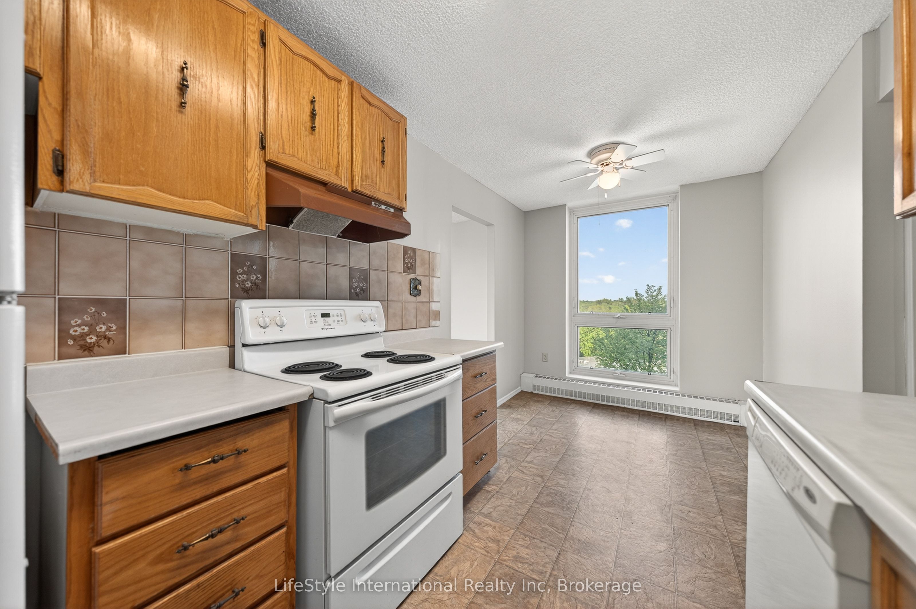 19 Woodlawn Road E 512 Property Photo 16