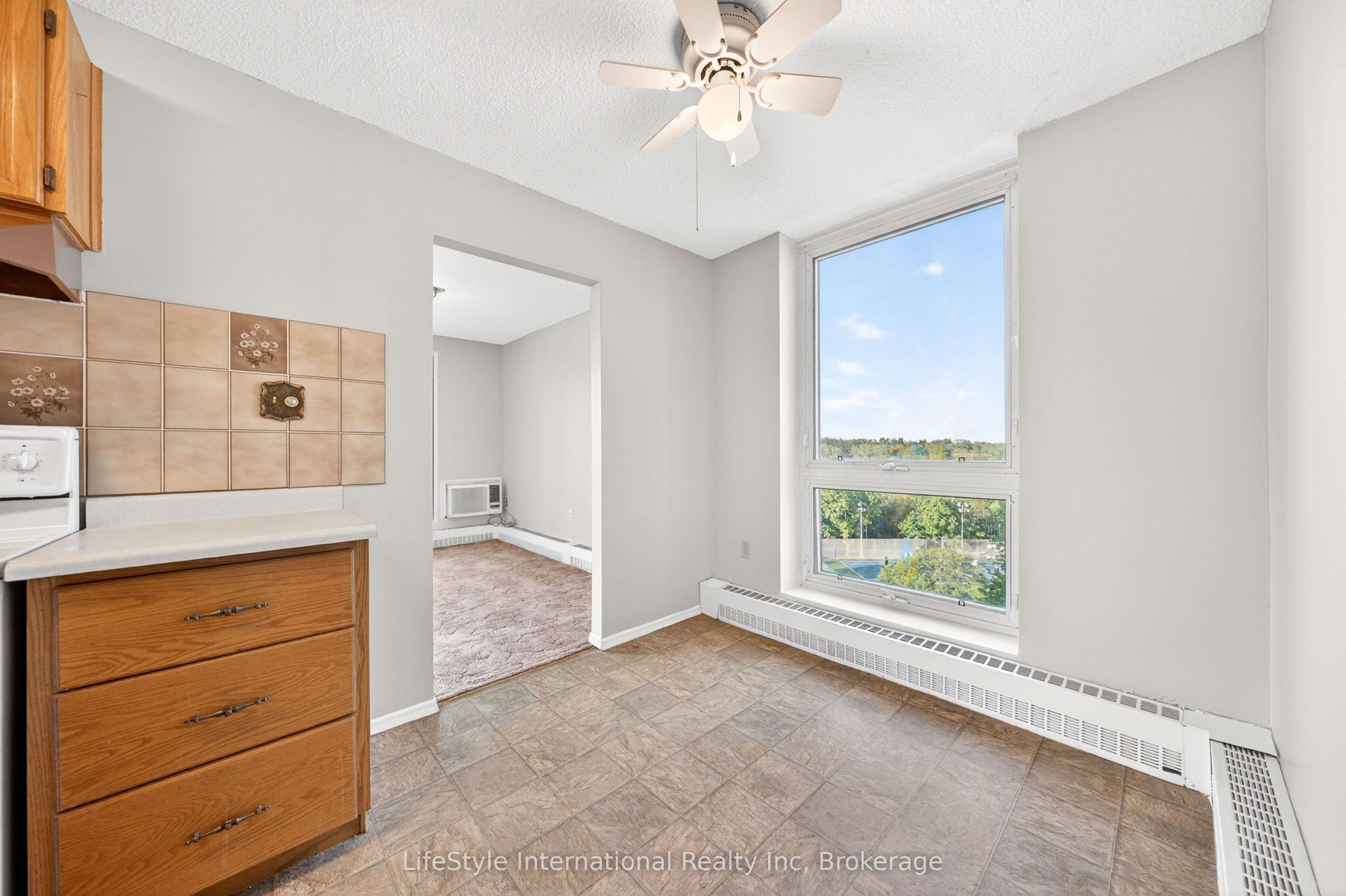 19 Woodlawn Road E 512 Property Photo 17