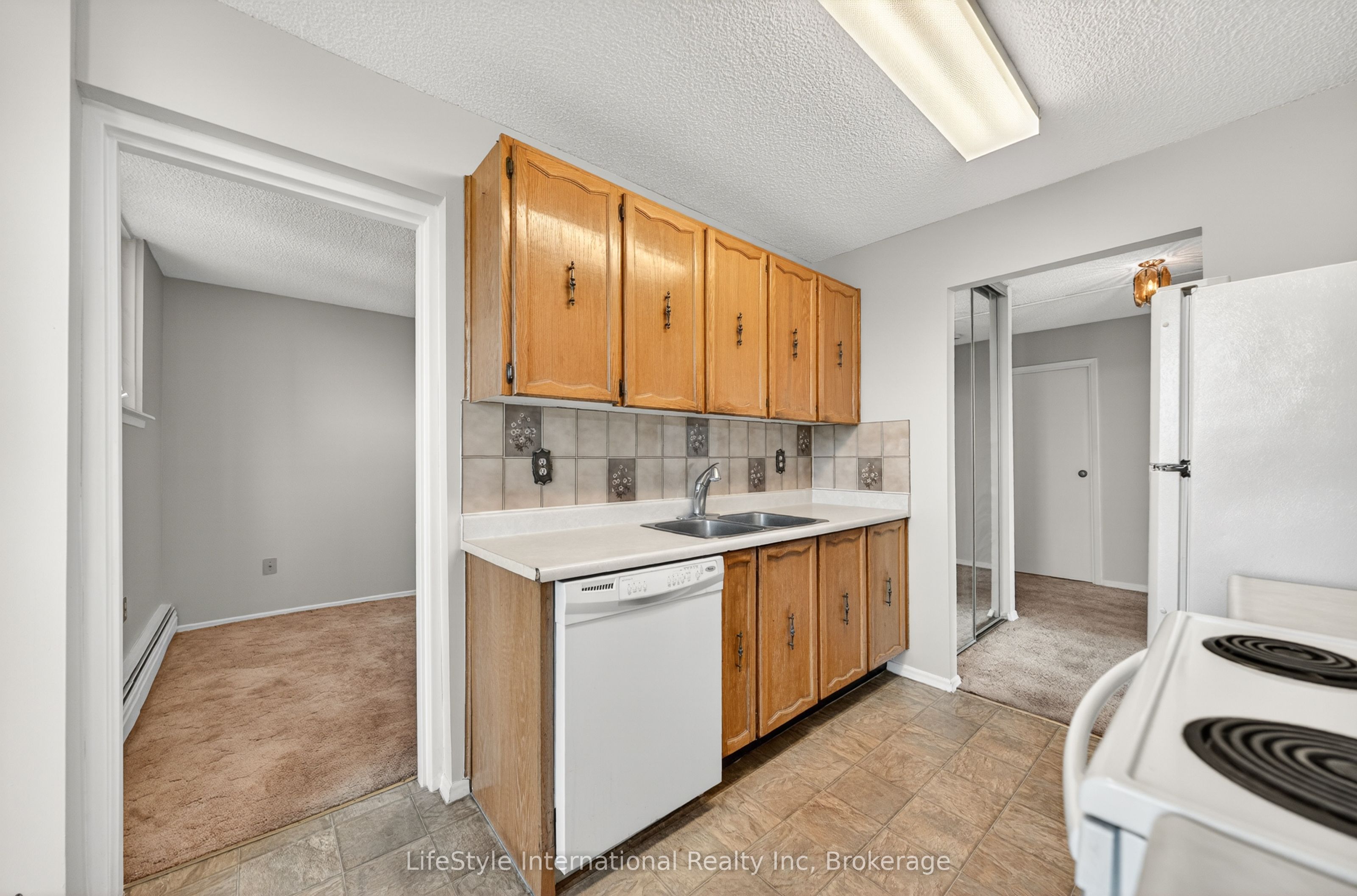 19 Woodlawn Road E 512 Property Photo 19