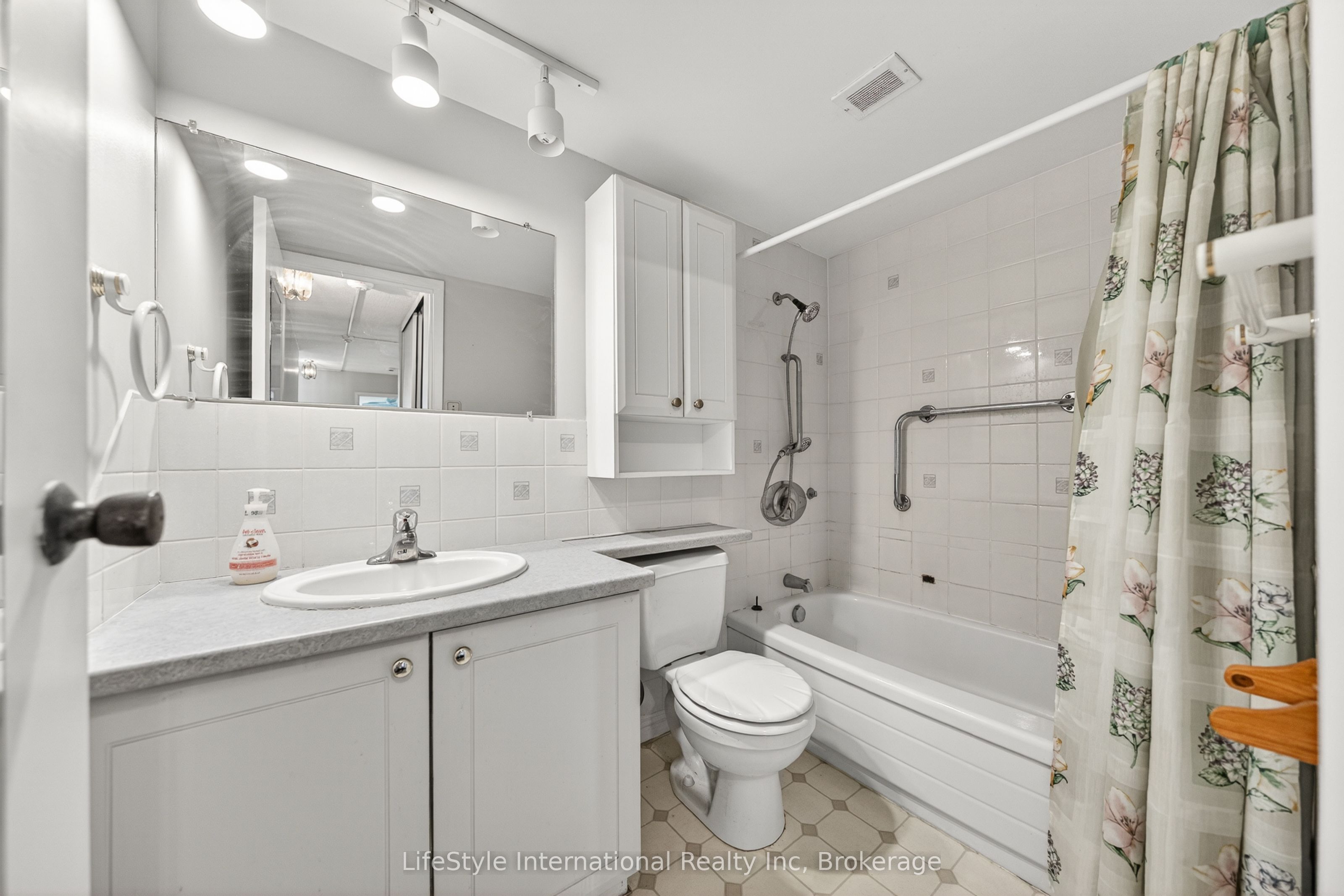 19 Woodlawn Road E 512 Property Photo 26