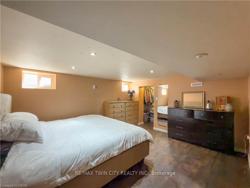 10 Hillcrest Street W Property Photo 33