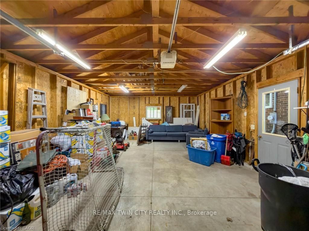 10 Hillcrest Street W Property Photo 45