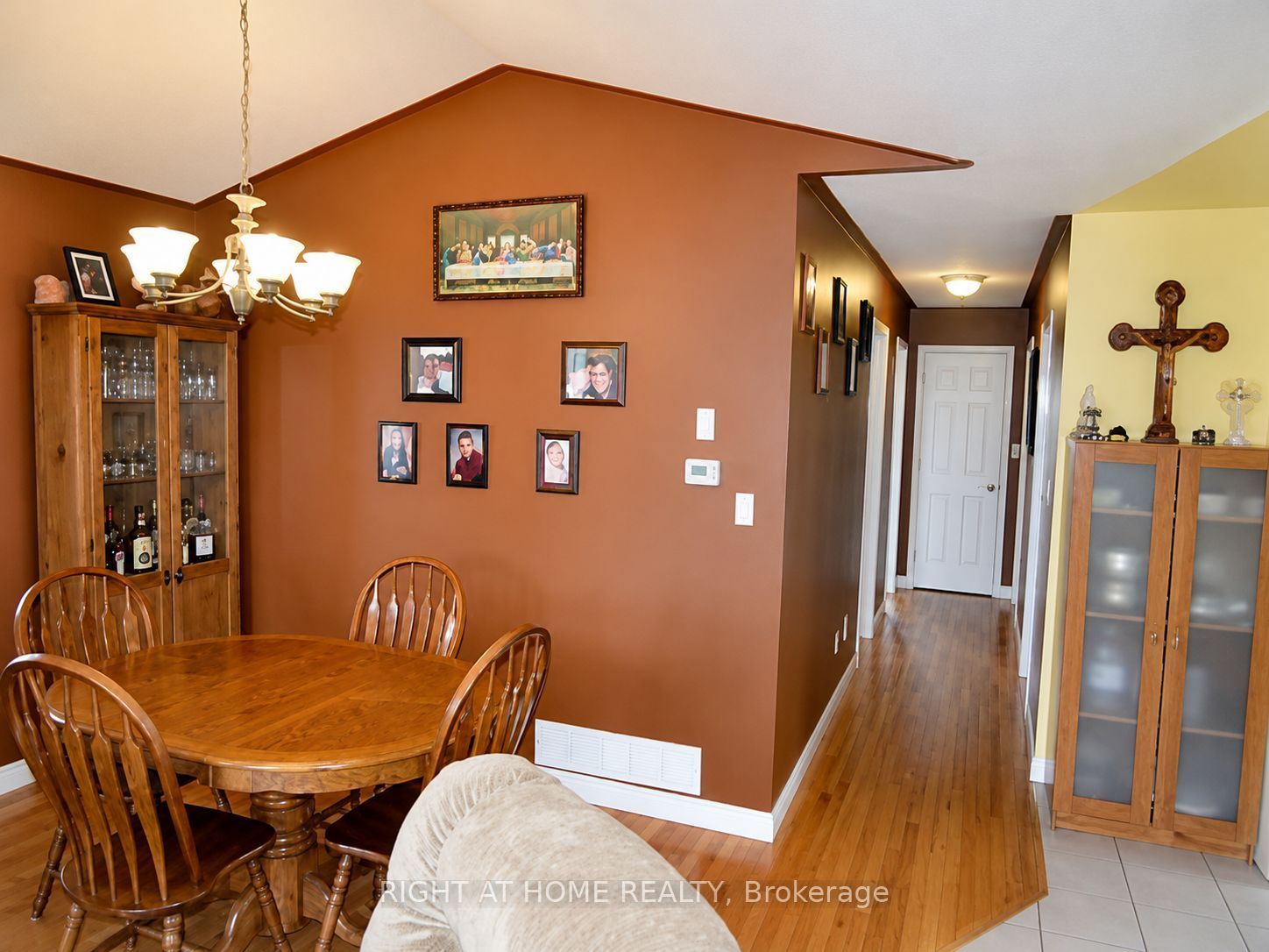 62 Highland Road W Upper Property Photo 5