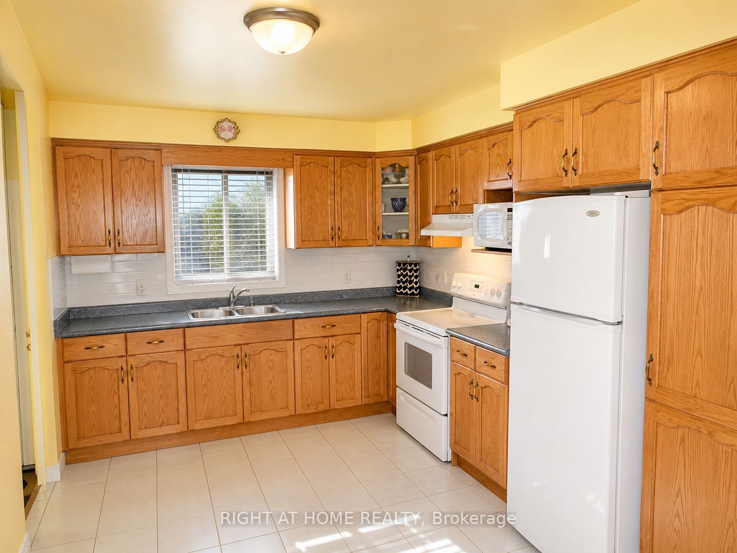 62 Highland Road W Upper Property Photo 6
