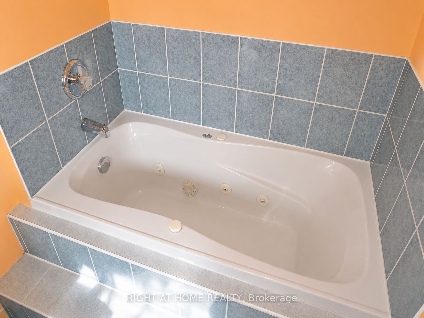 62 Highland Road W Upper Property Photo 9