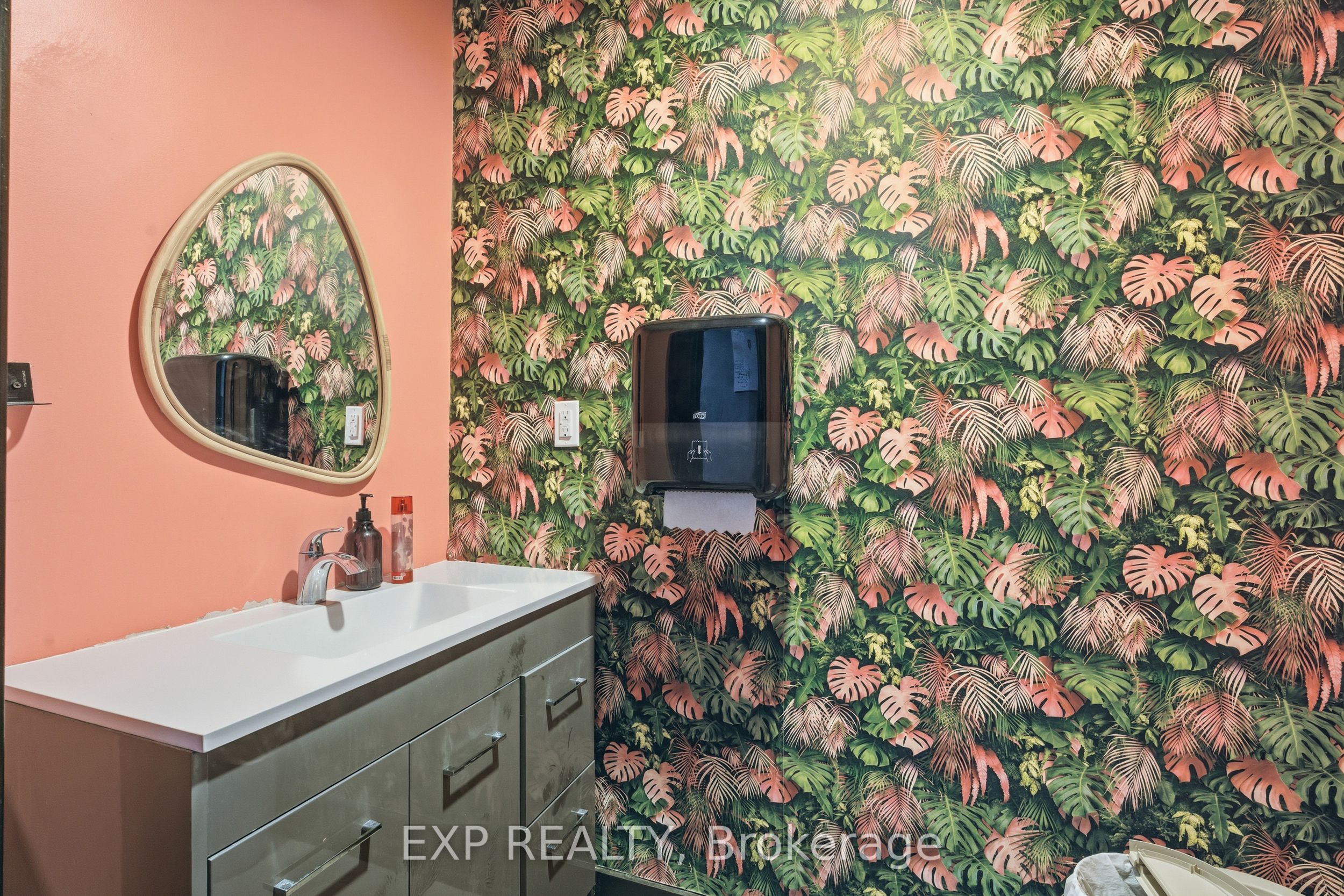 301 Barton Street E Property Photo 6