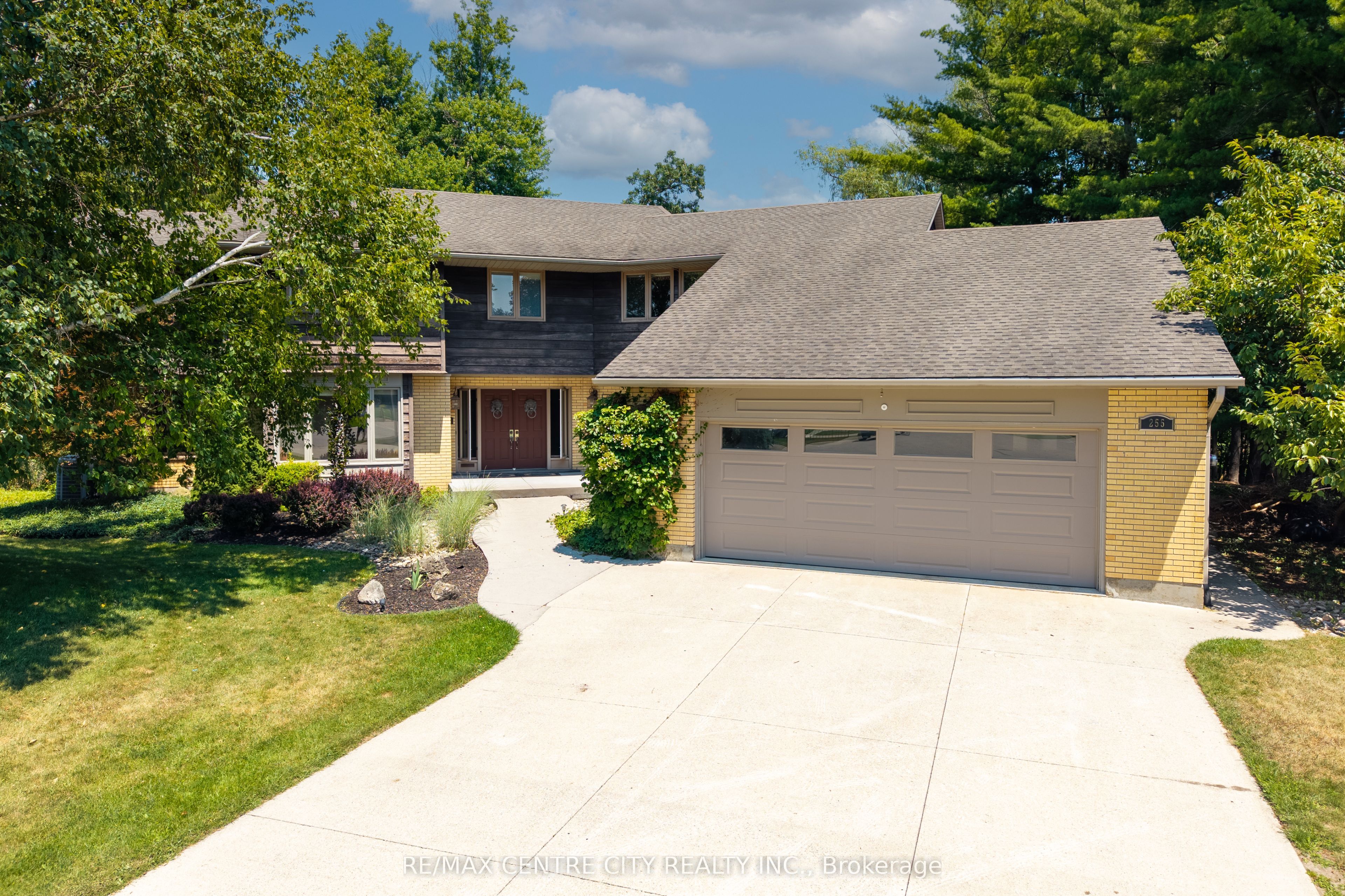 255 Mill Pond Crescent Property Photo 1