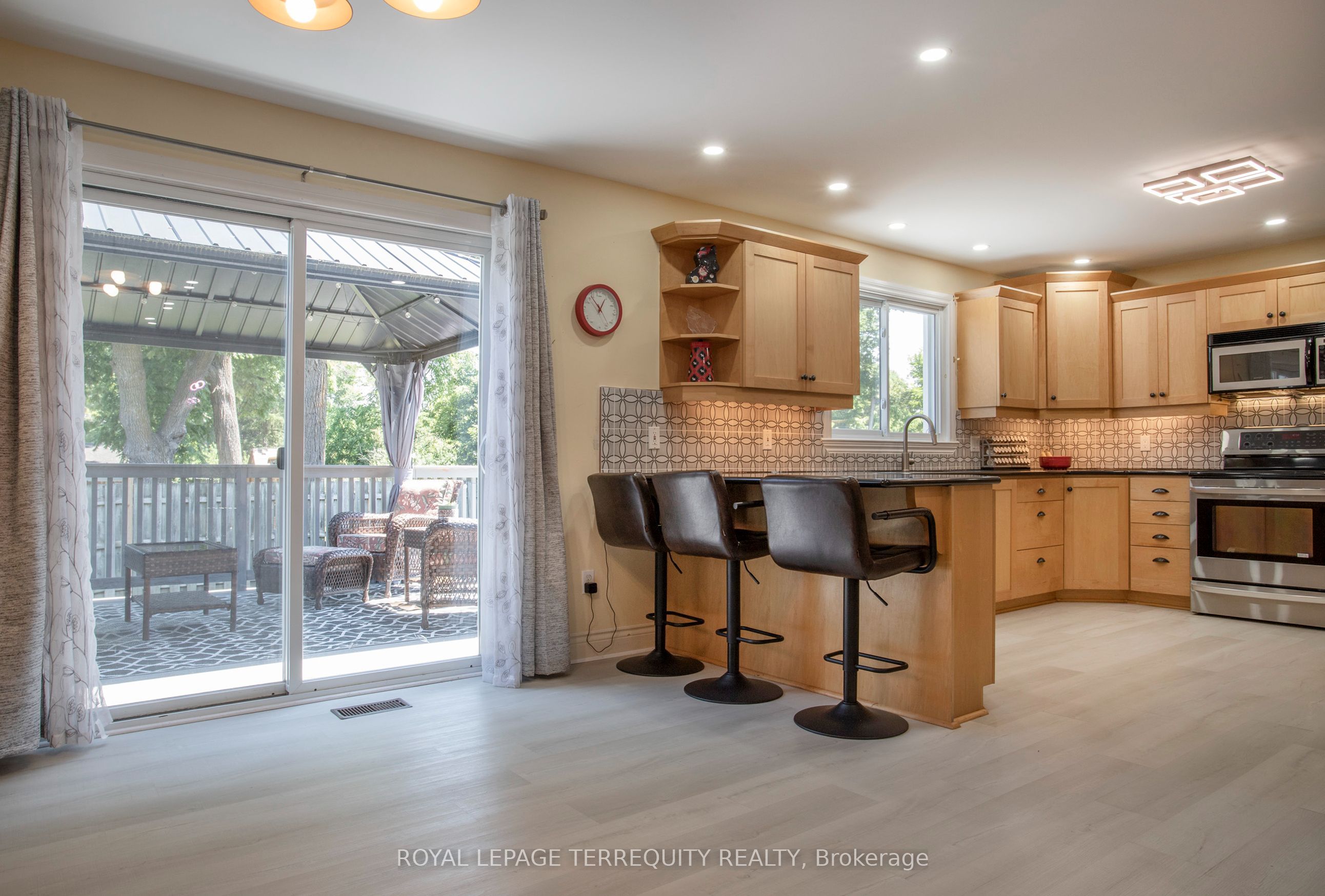 24 Simcoe Street Property Photo 8