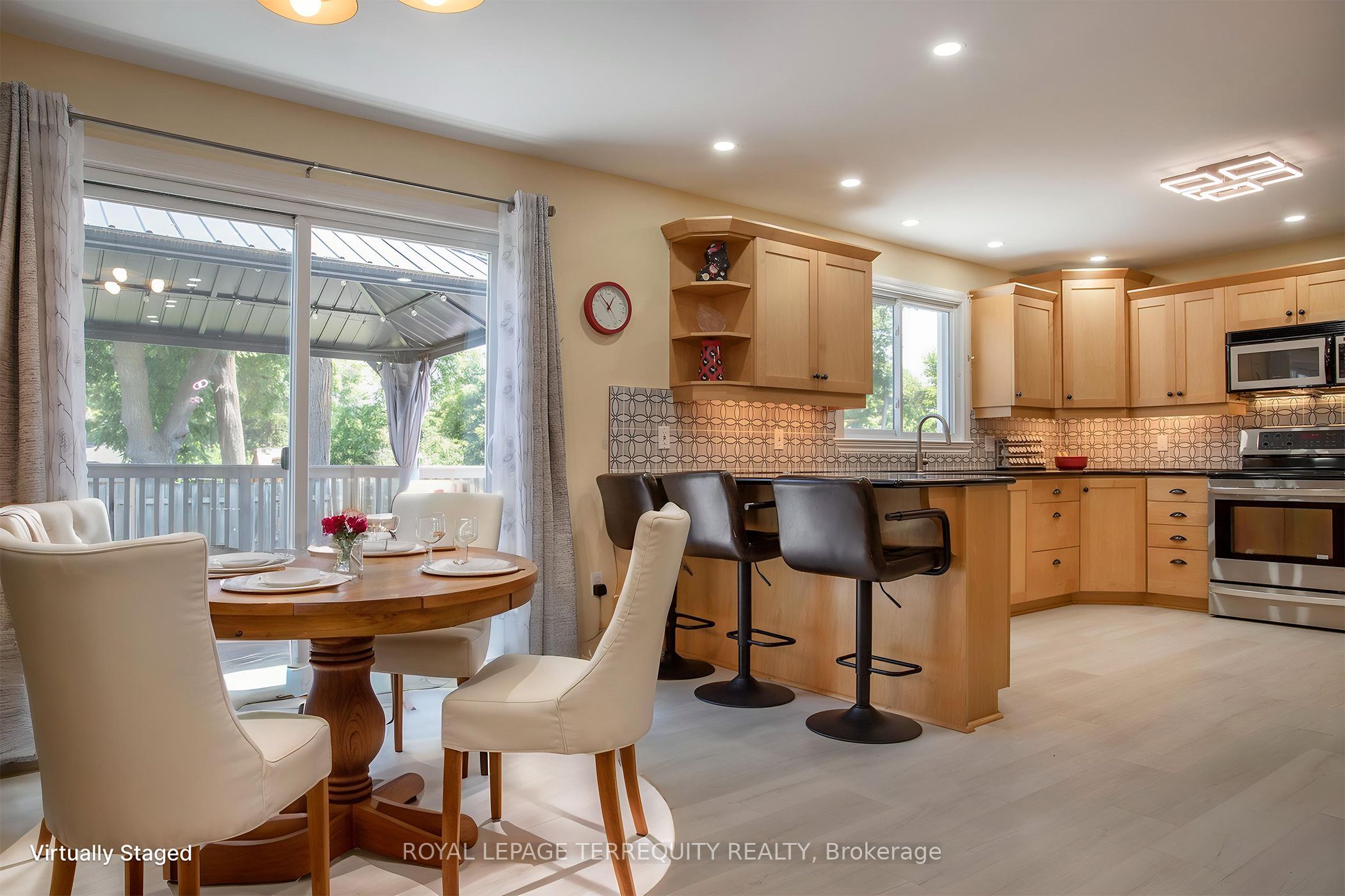 24 Simcoe Street Property Photo 9