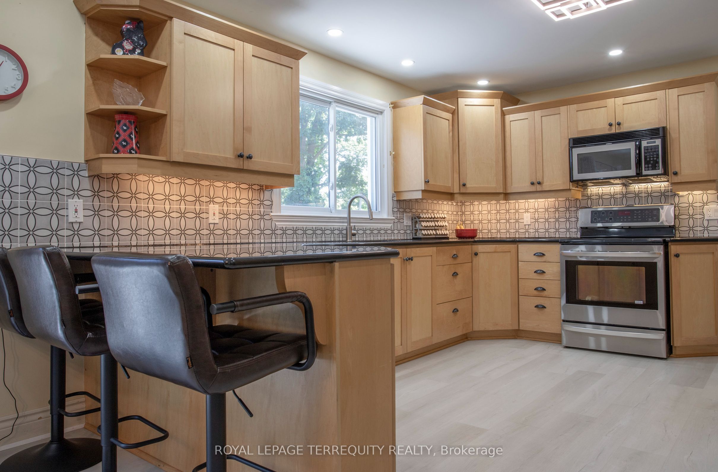 24 Simcoe Street Property Photo 10