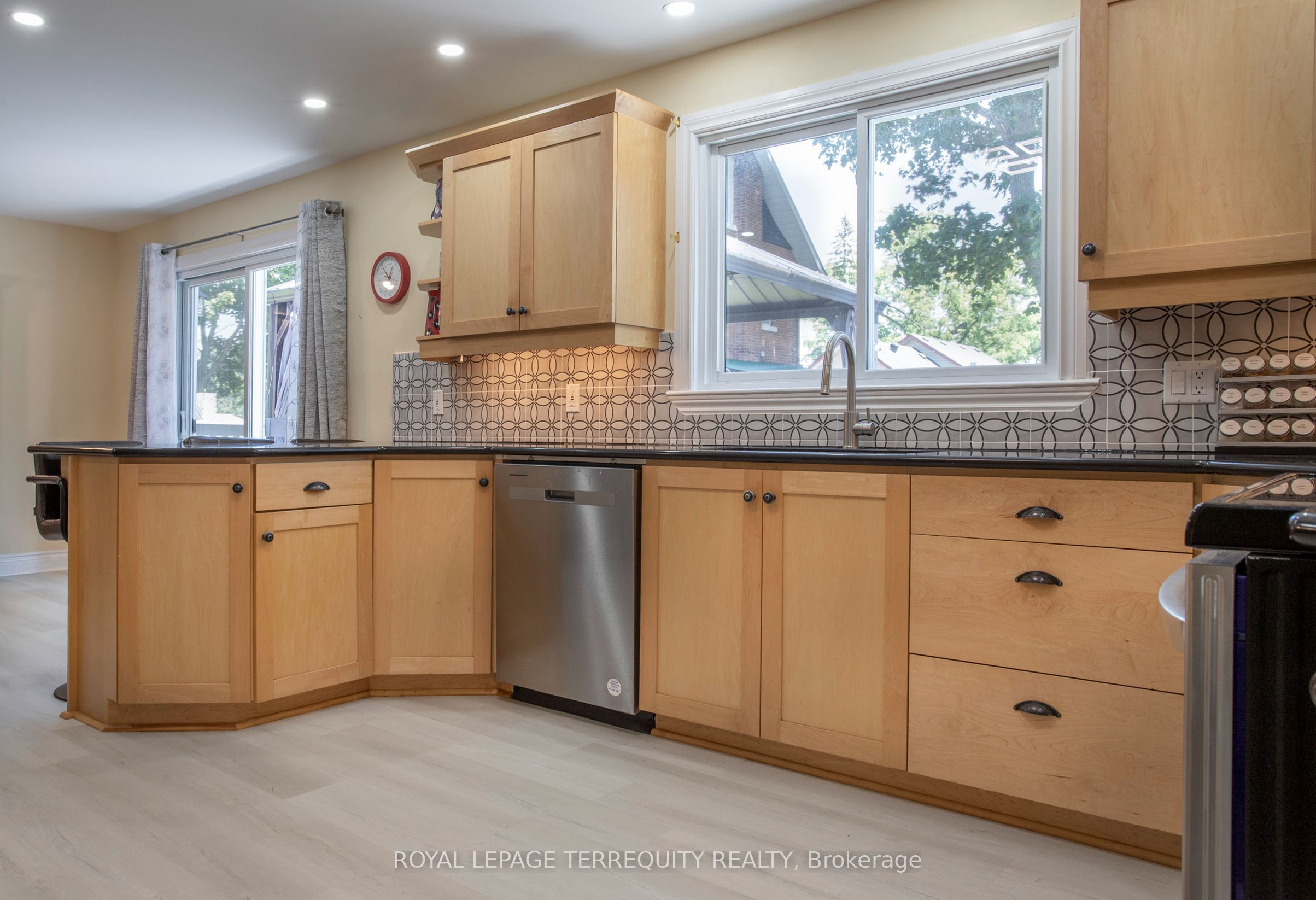 24 Simcoe Street Property Photo 11