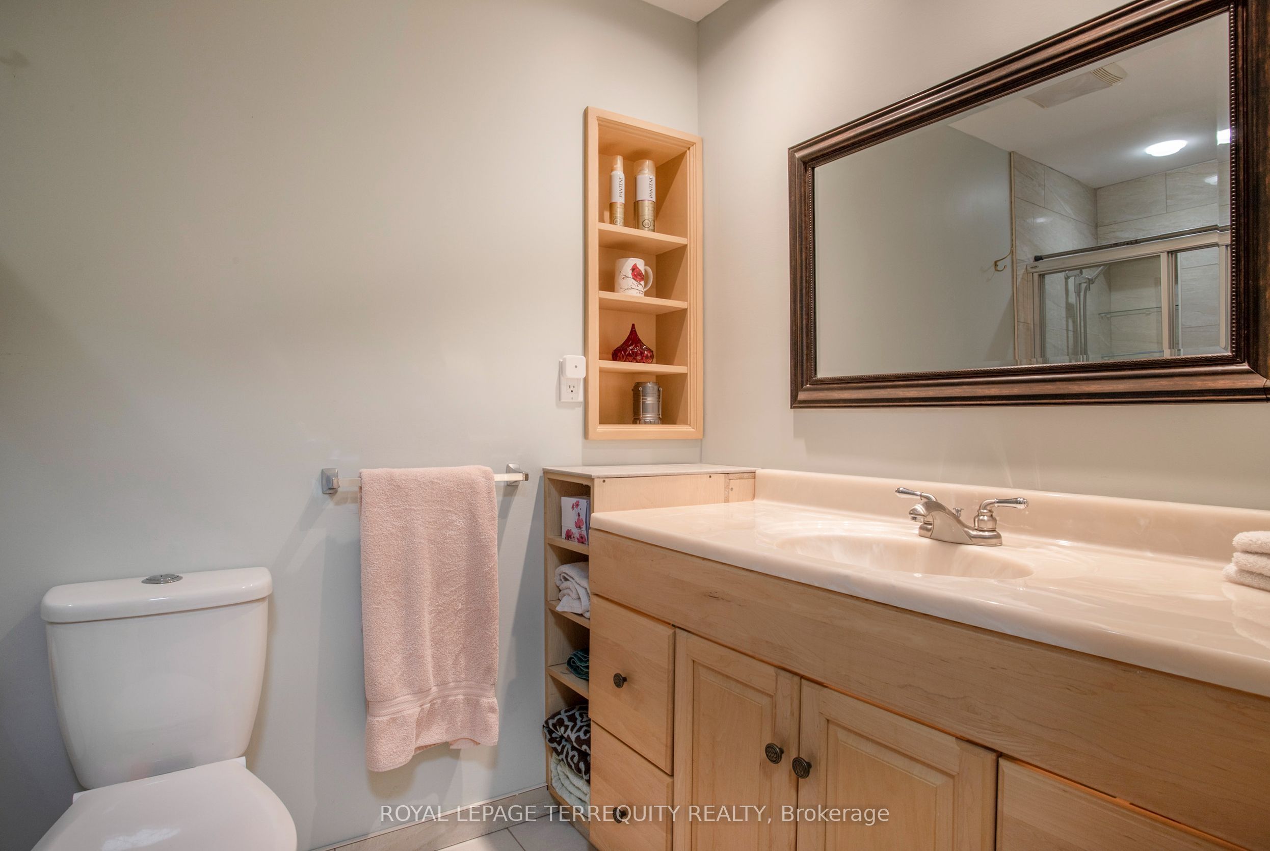 24 Simcoe Street Property Photo 17