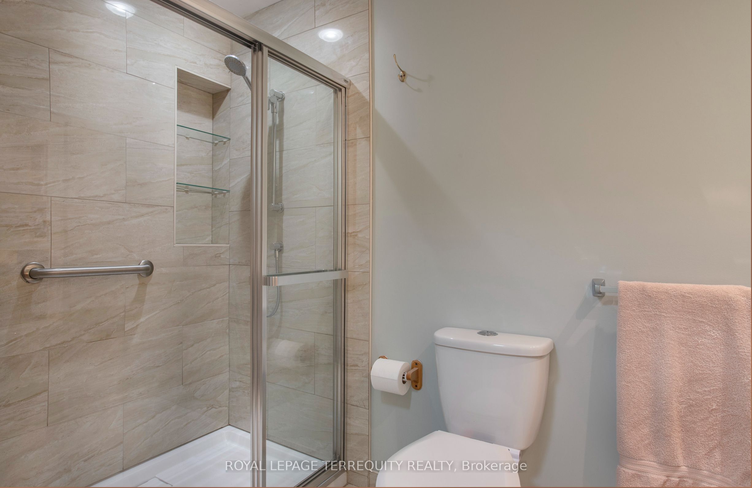 24 Simcoe Street Property Photo 18