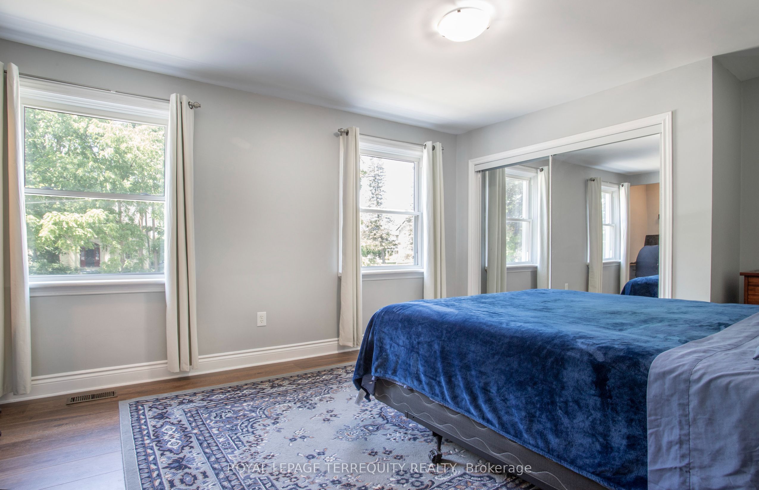 24 Simcoe Street Property Photo 22