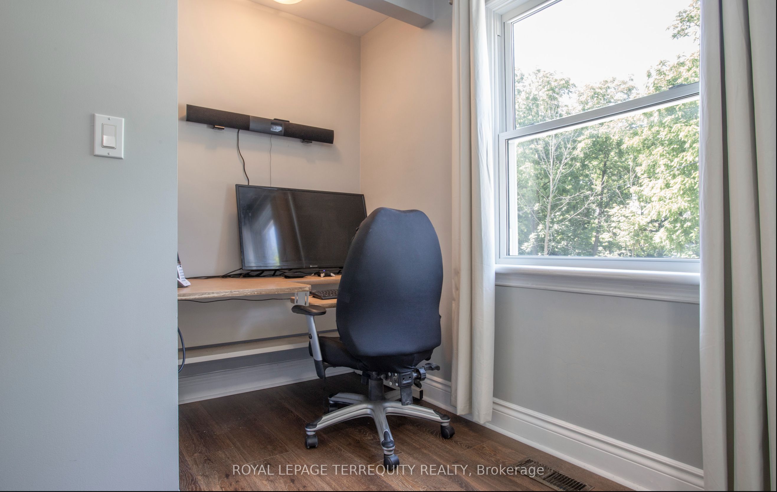 24 Simcoe Street Property Photo 23