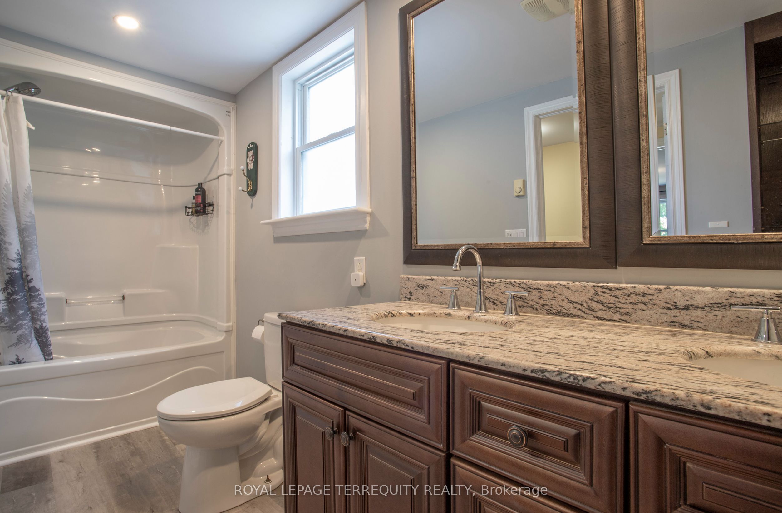 24 Simcoe Street Property Photo 25