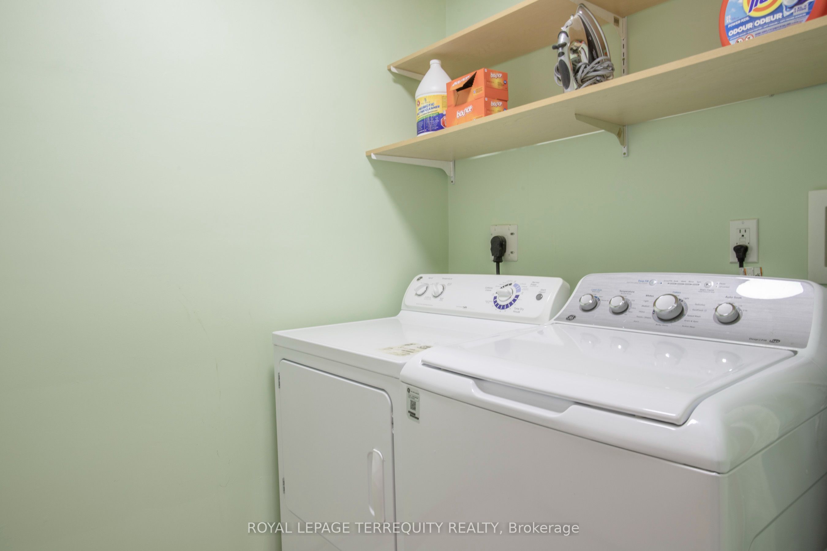 24 Simcoe Street Property Photo 26