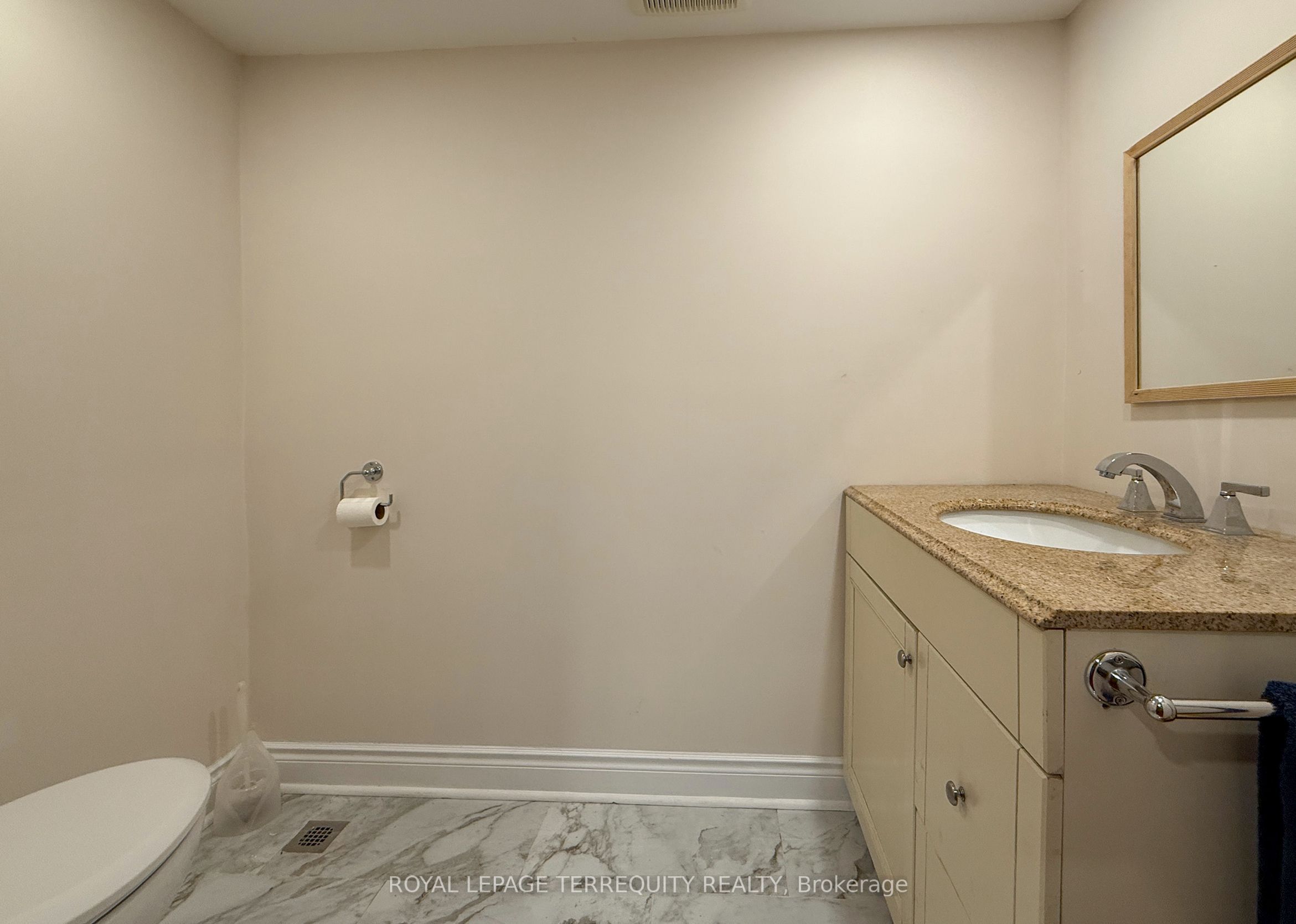 24 Simcoe Street Property Photo 28