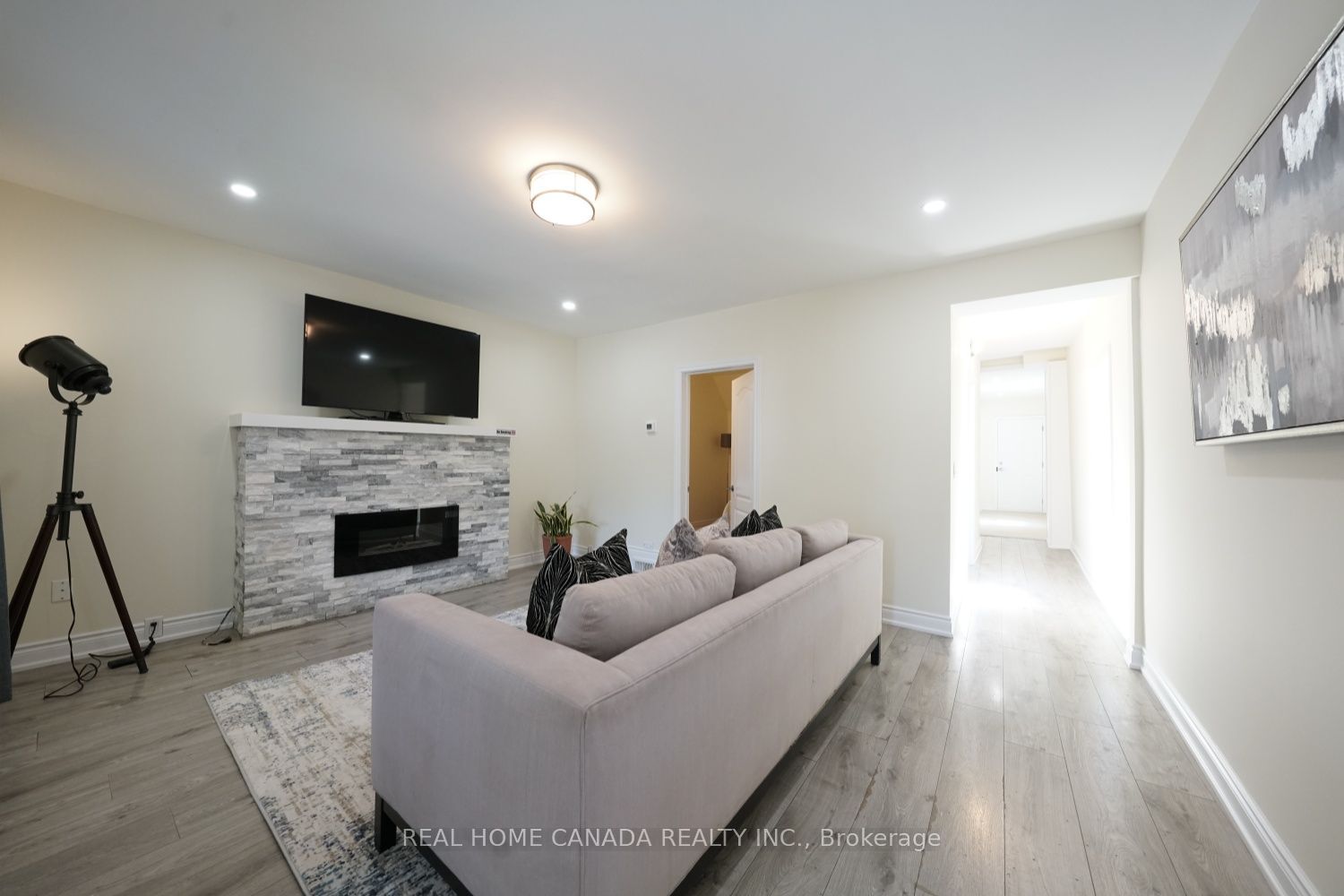 5262 Kitchener Street Property Photo 5