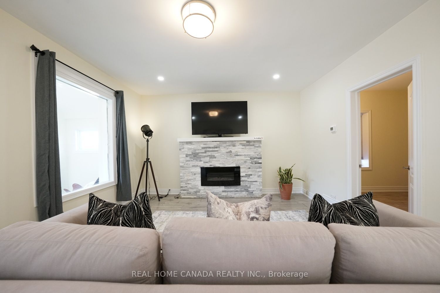 5262 Kitchener Street Property Photo 6