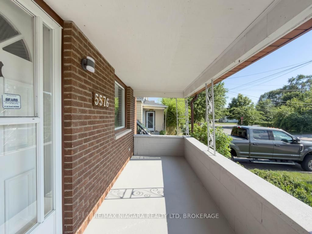 5576 Desson Avenue Property Photo 3