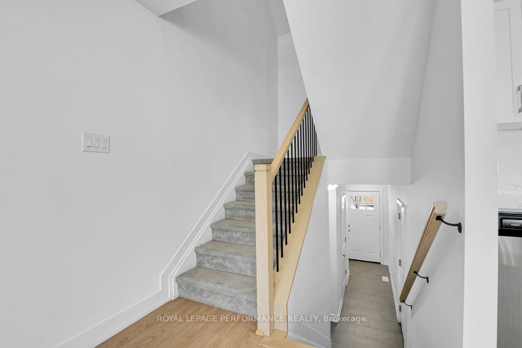 30 Whitcomb Crescent Property Photo 5