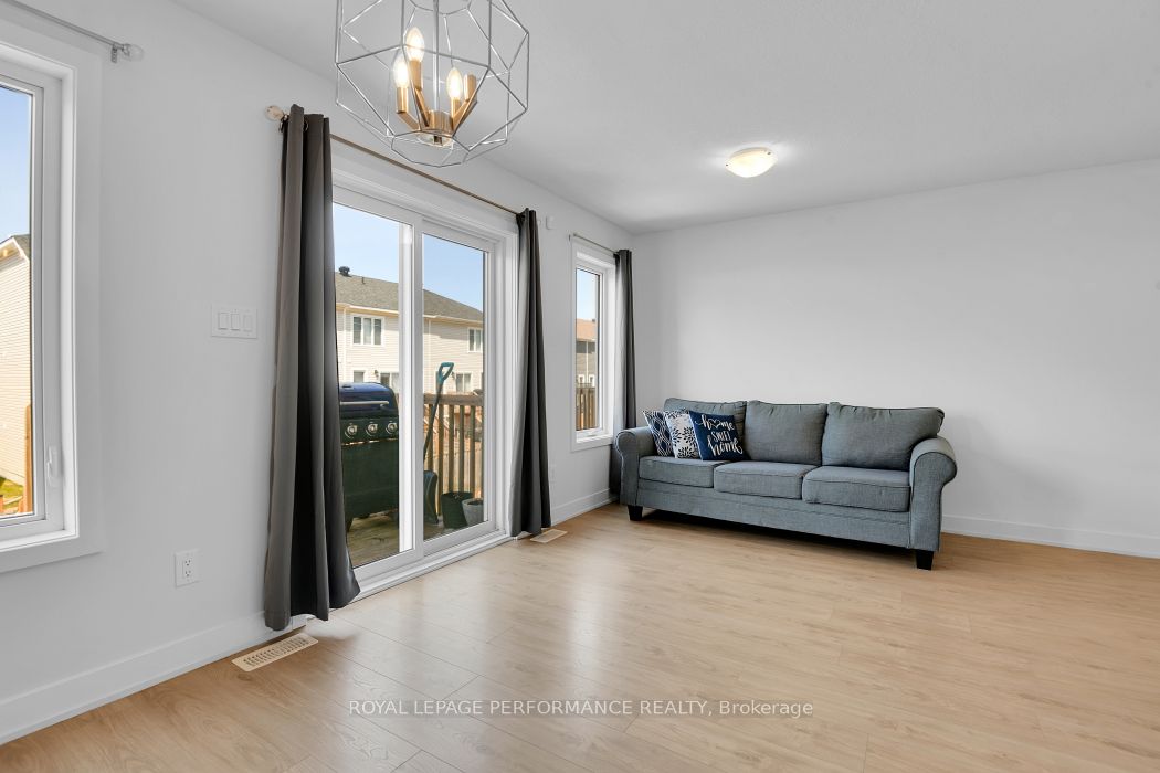 30 Whitcomb Crescent Property Photo 7
