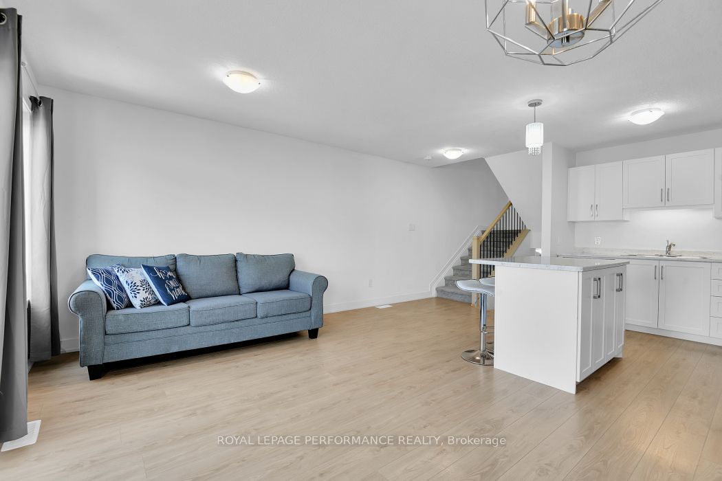30 Whitcomb Crescent Property Photo 8