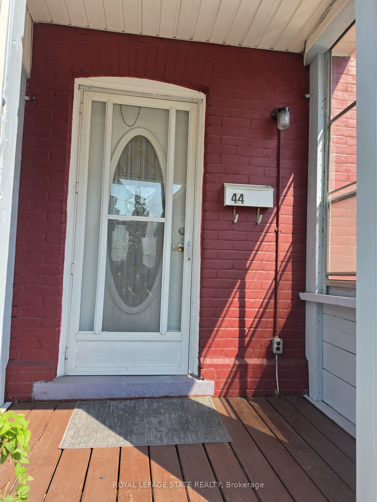 44 Arthur Avenue N Property Photo 3
