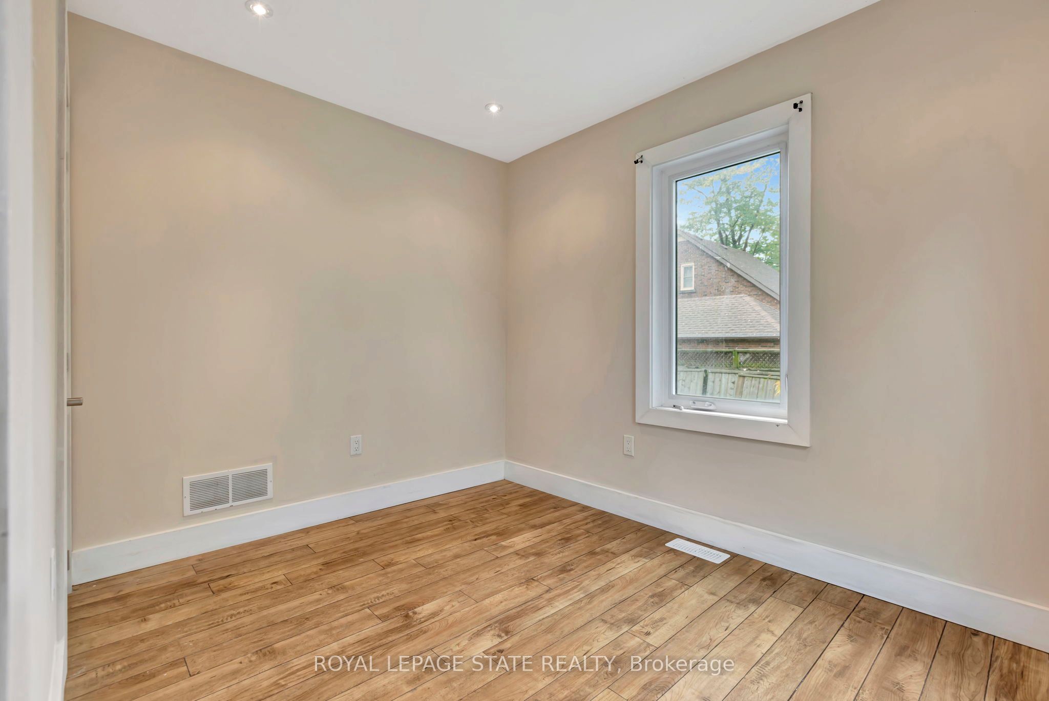 121 King Street E Property Photo 17