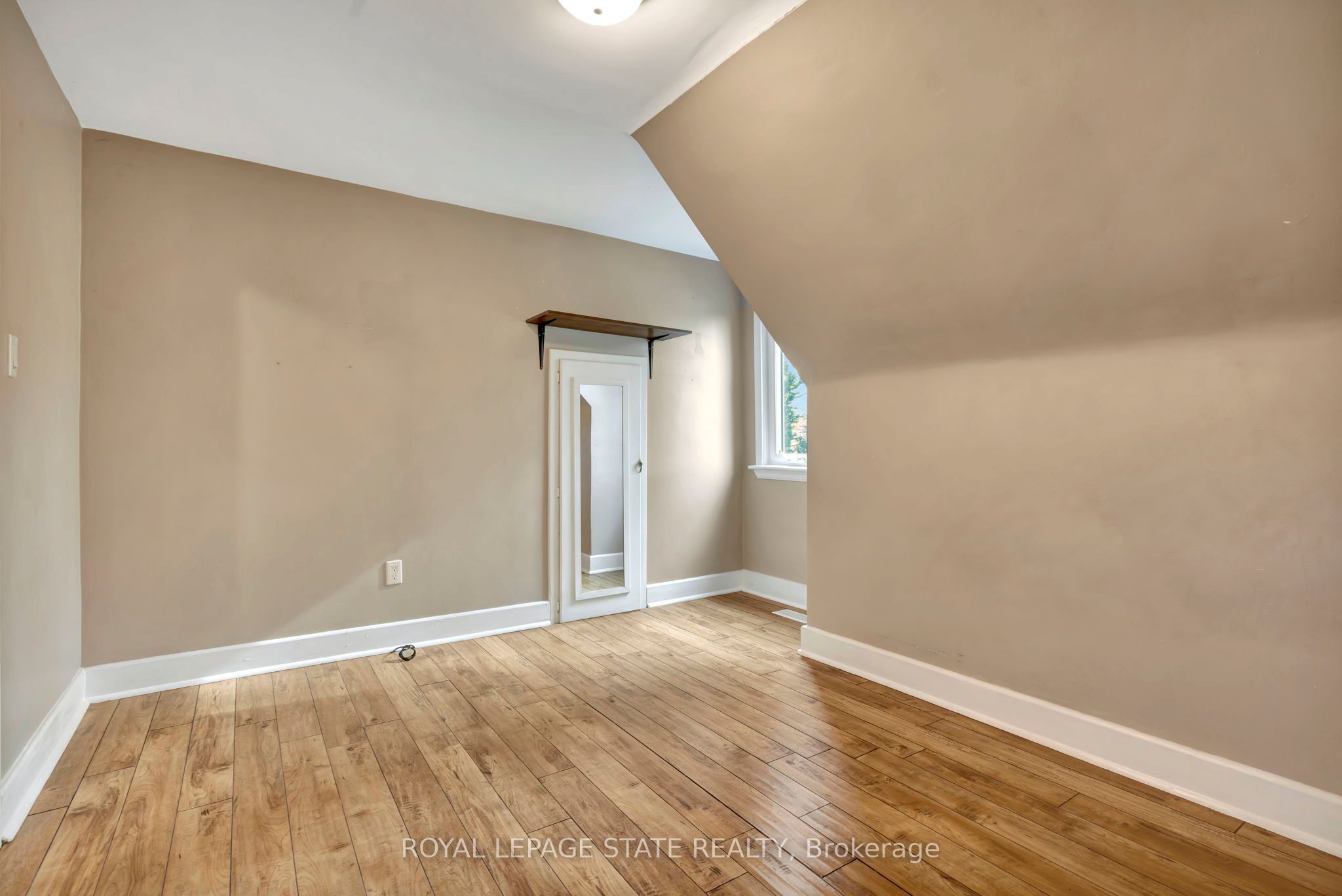 121 King Street E Property Photo 21