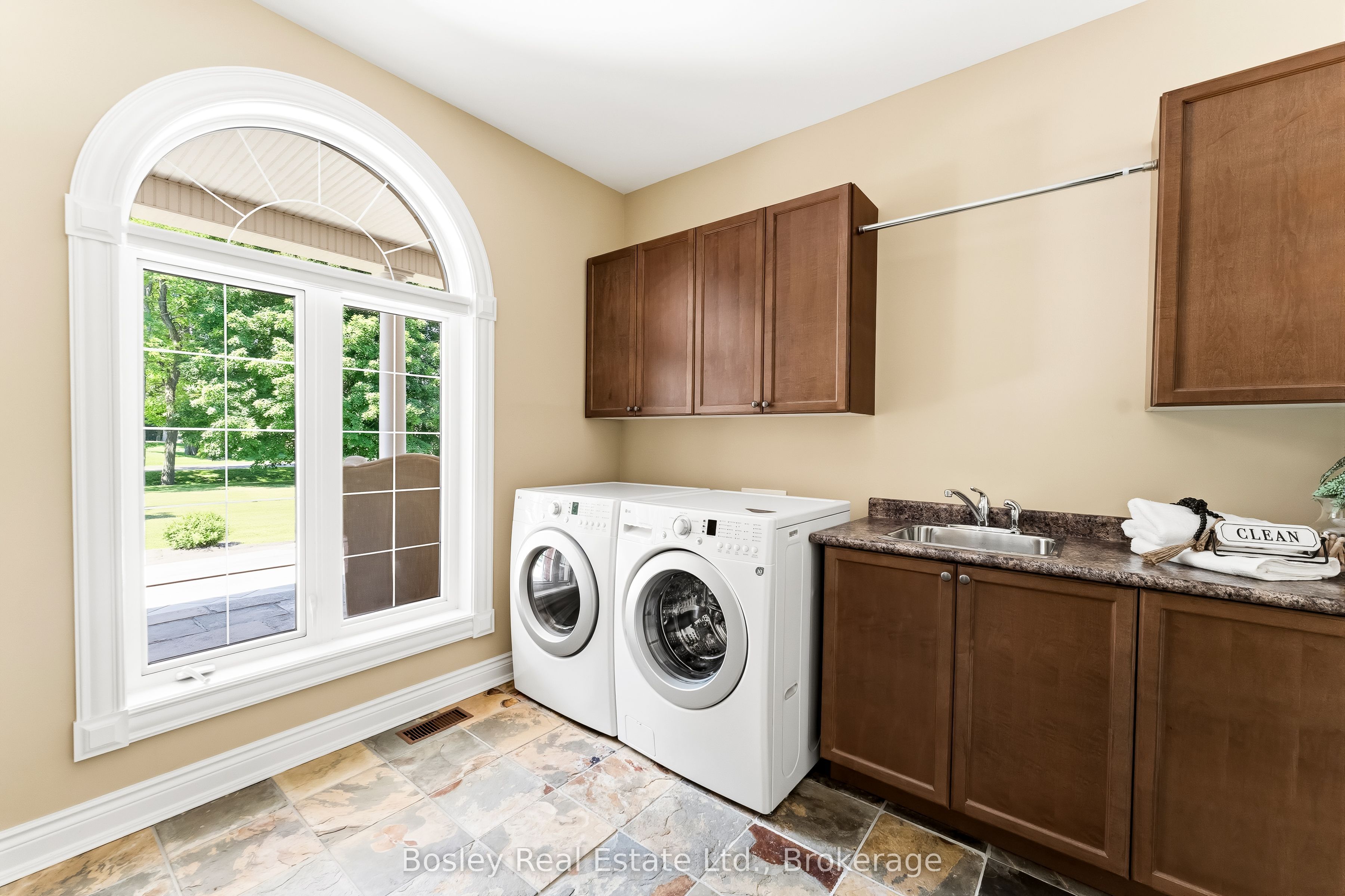 353 Lakeshore Road Property Photo 16