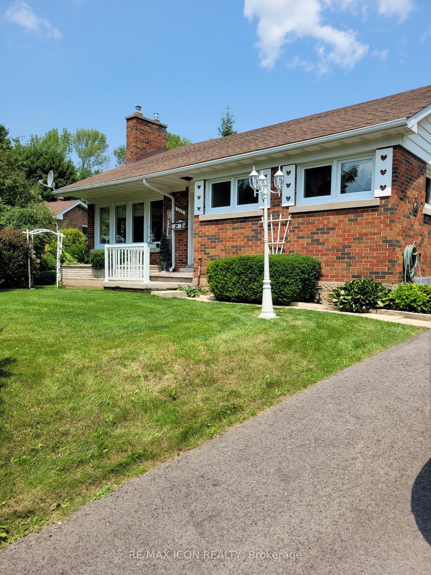 1385 7th Avenue W Property Photo 1