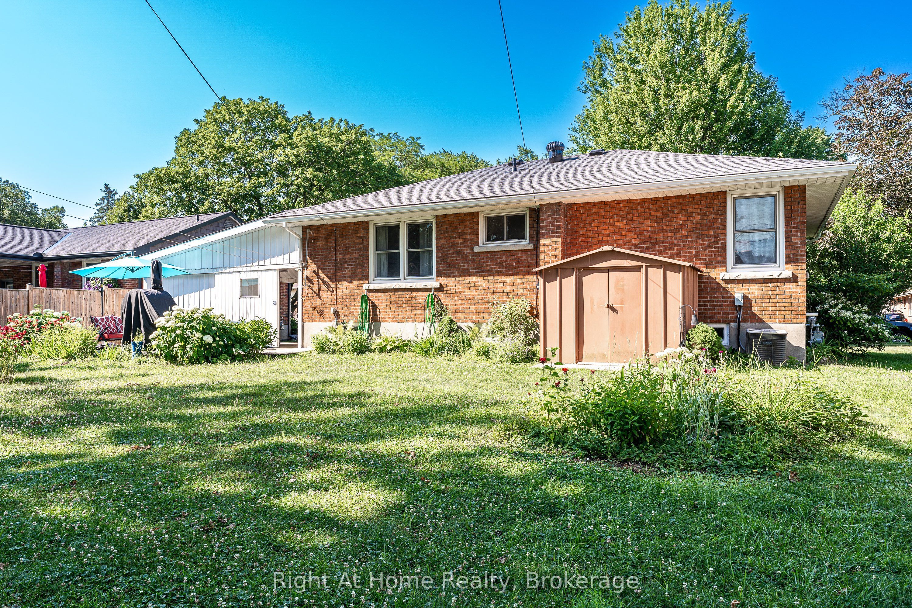 202 Easson Street Property Photo 4