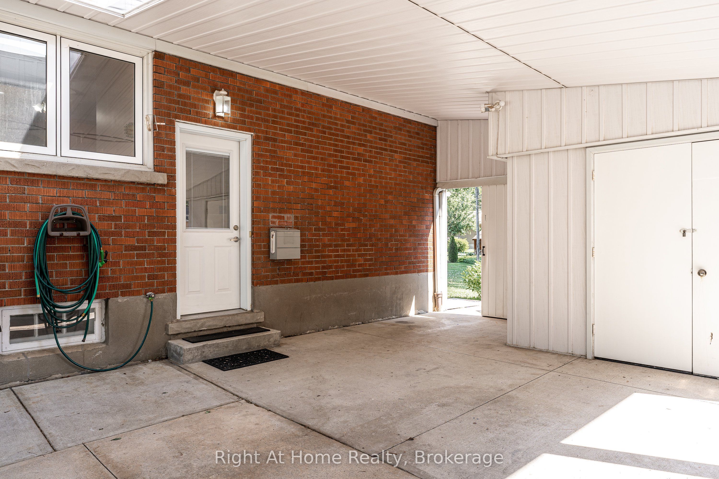 202 Easson Street Property Photo 10