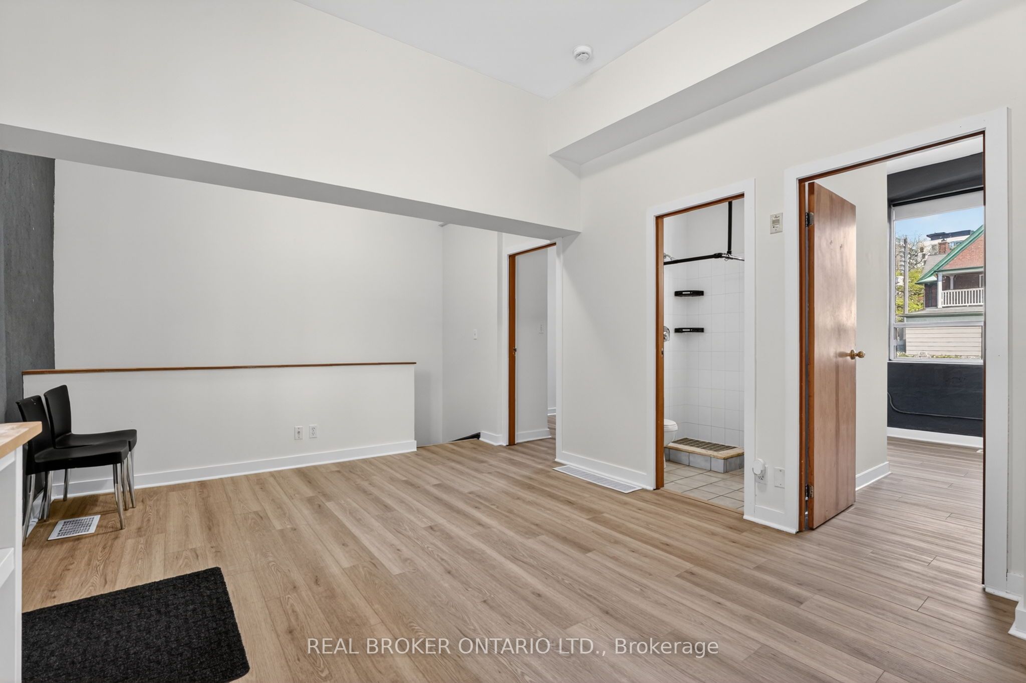 12 Bridgeport Road E 9 Property Photo 10