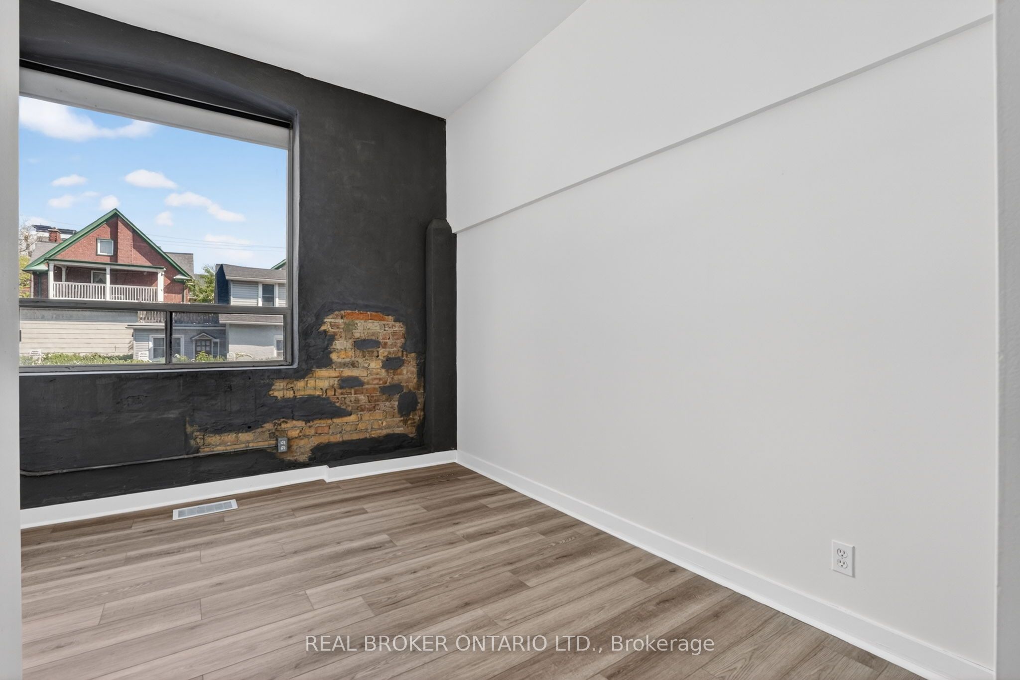 12 Bridgeport Road E 9 Property Photo 14