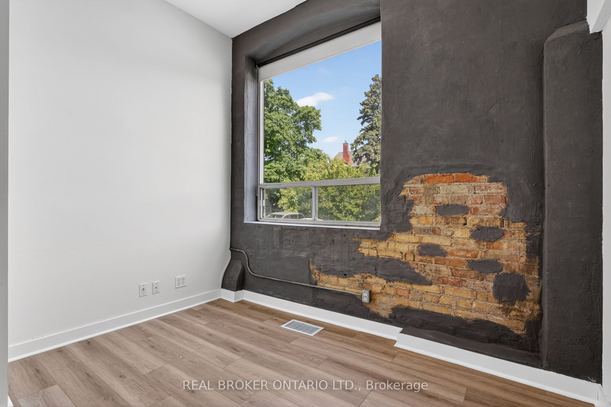 12 Bridgeport Road E 9 Property Photo 15