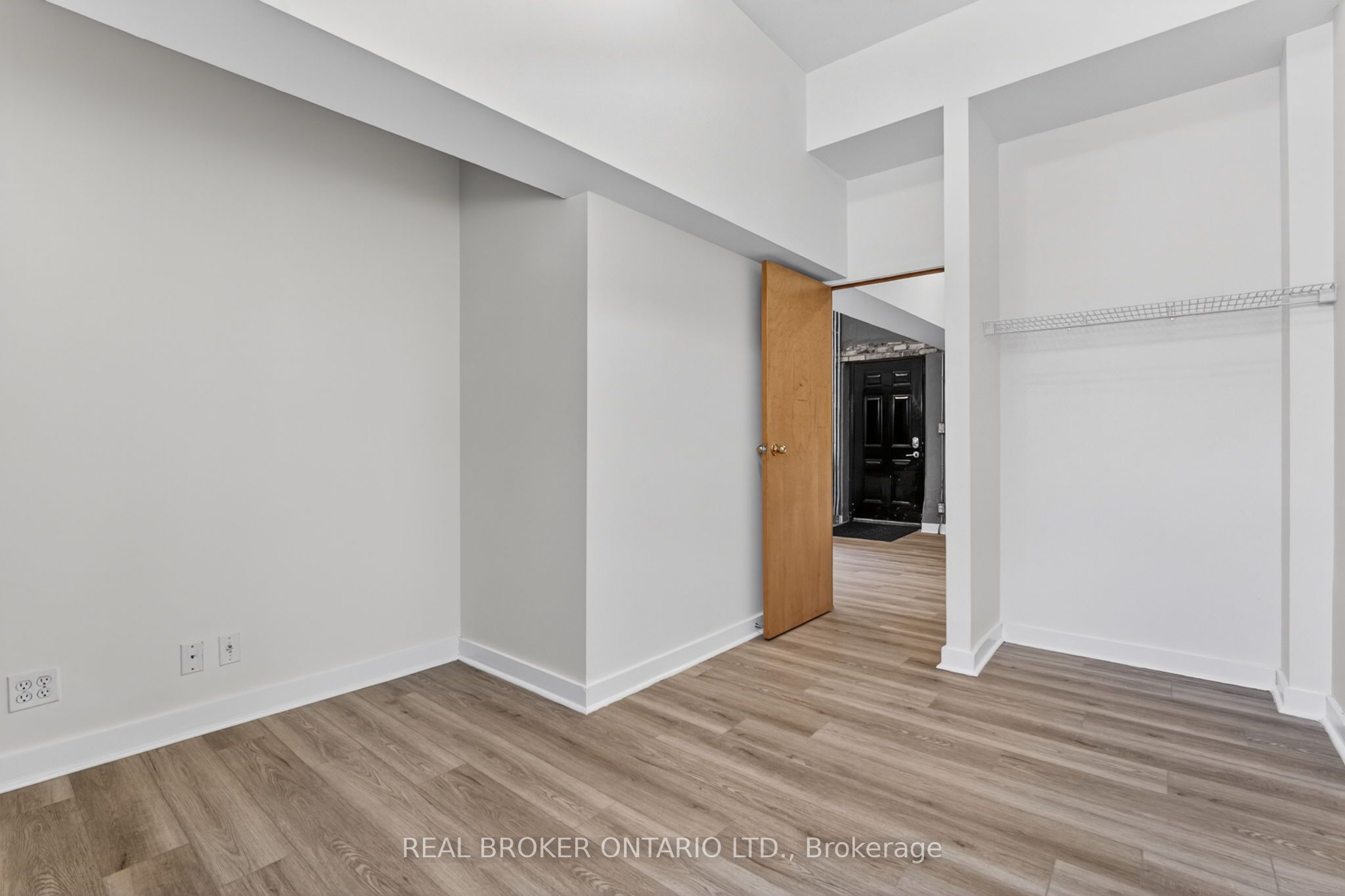 12 Bridgeport Road E 9 Property Photo 17