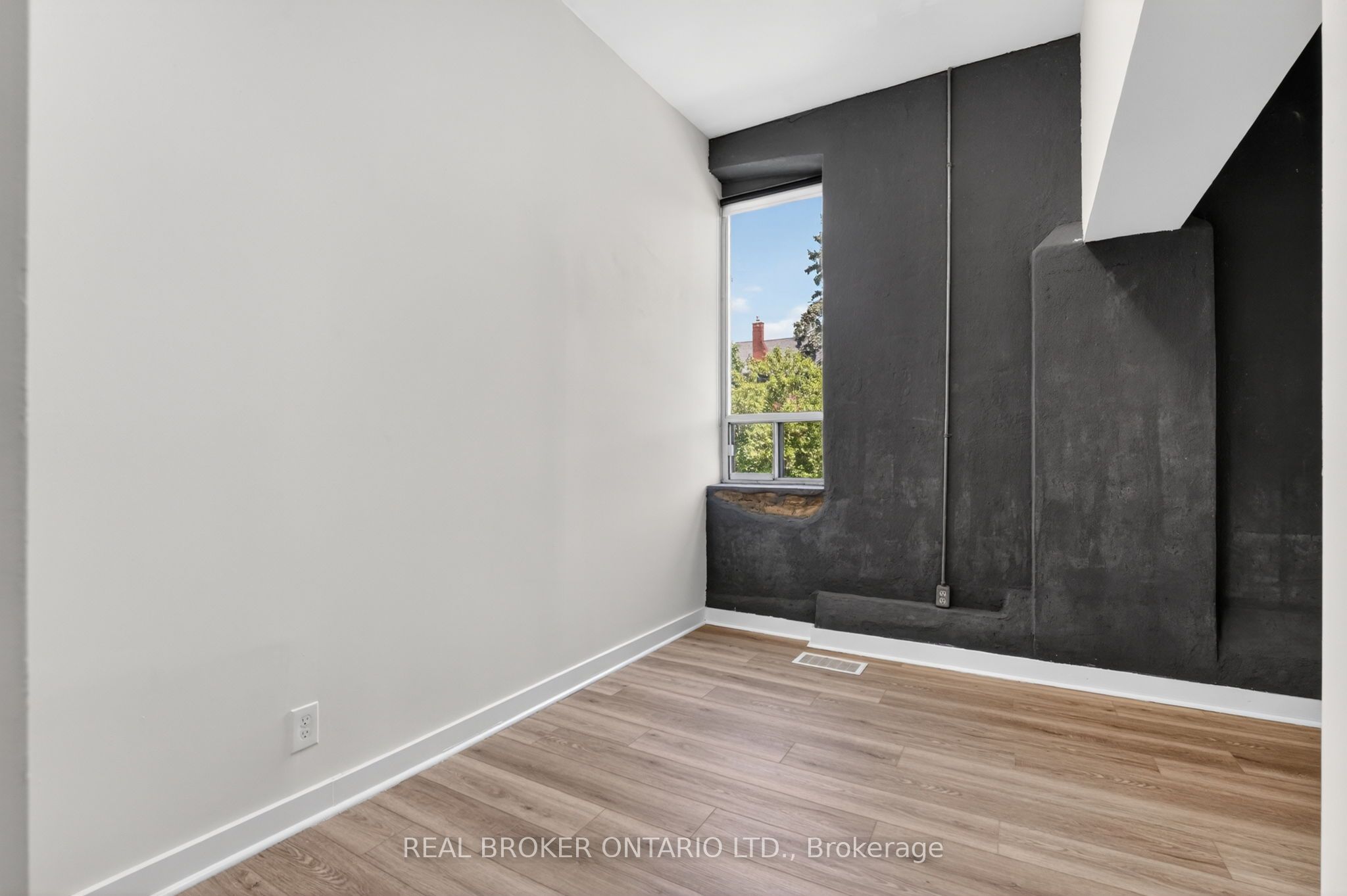 12 Bridgeport Road E 9 Property Photo 18