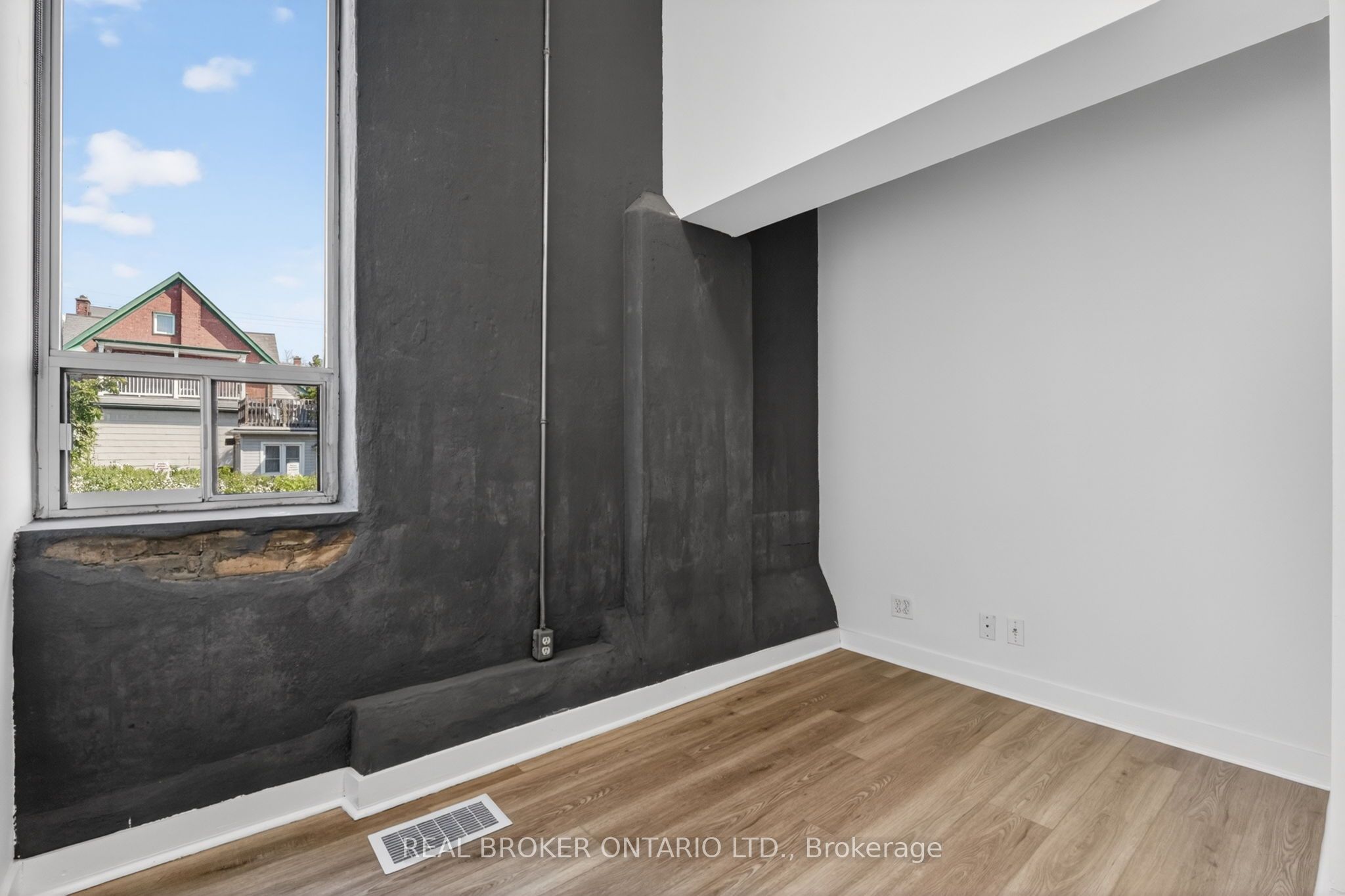 12 Bridgeport Road E 9 Property Photo 19