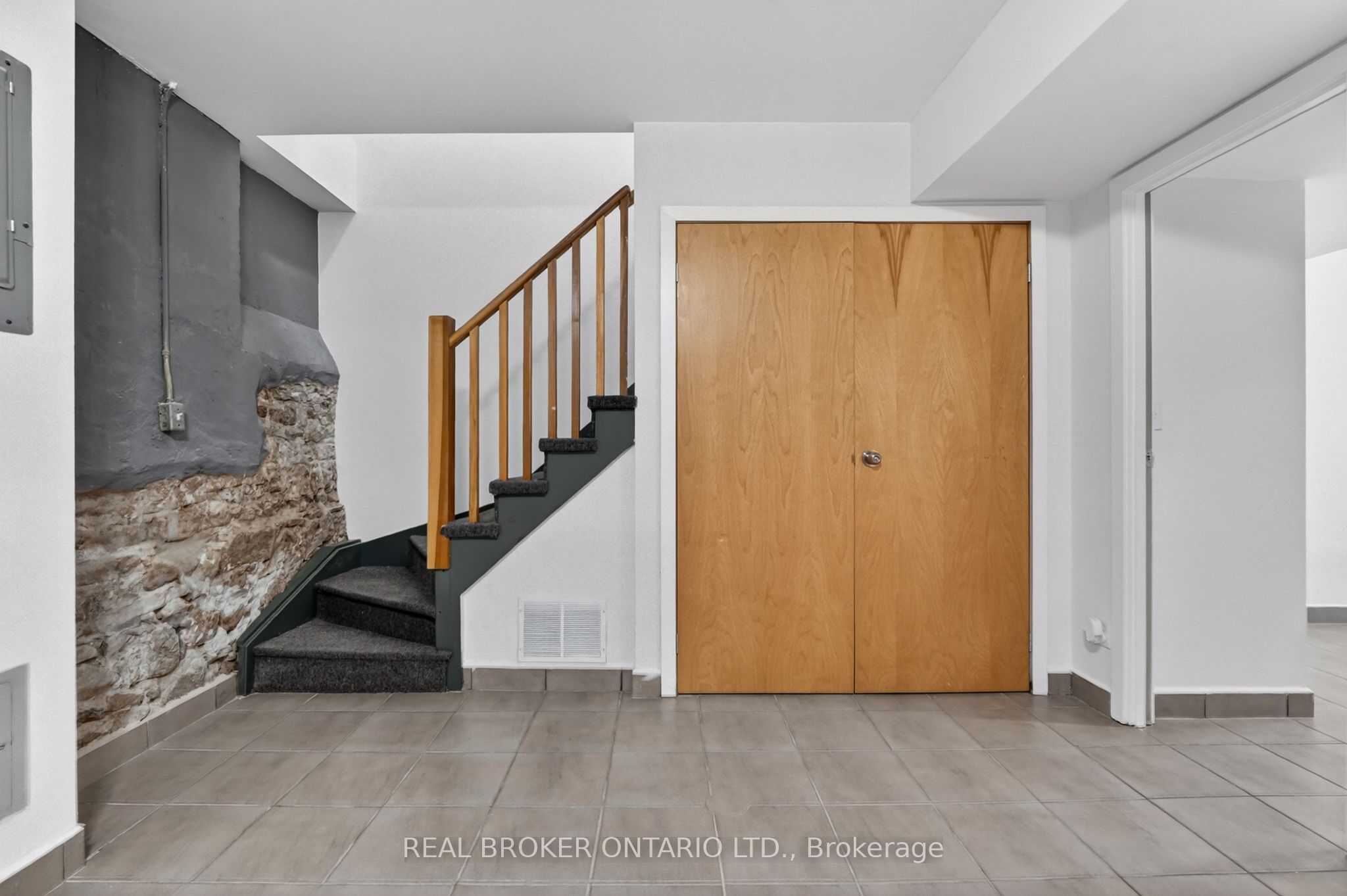 12 Bridgeport Road E 9 Property Photo 20